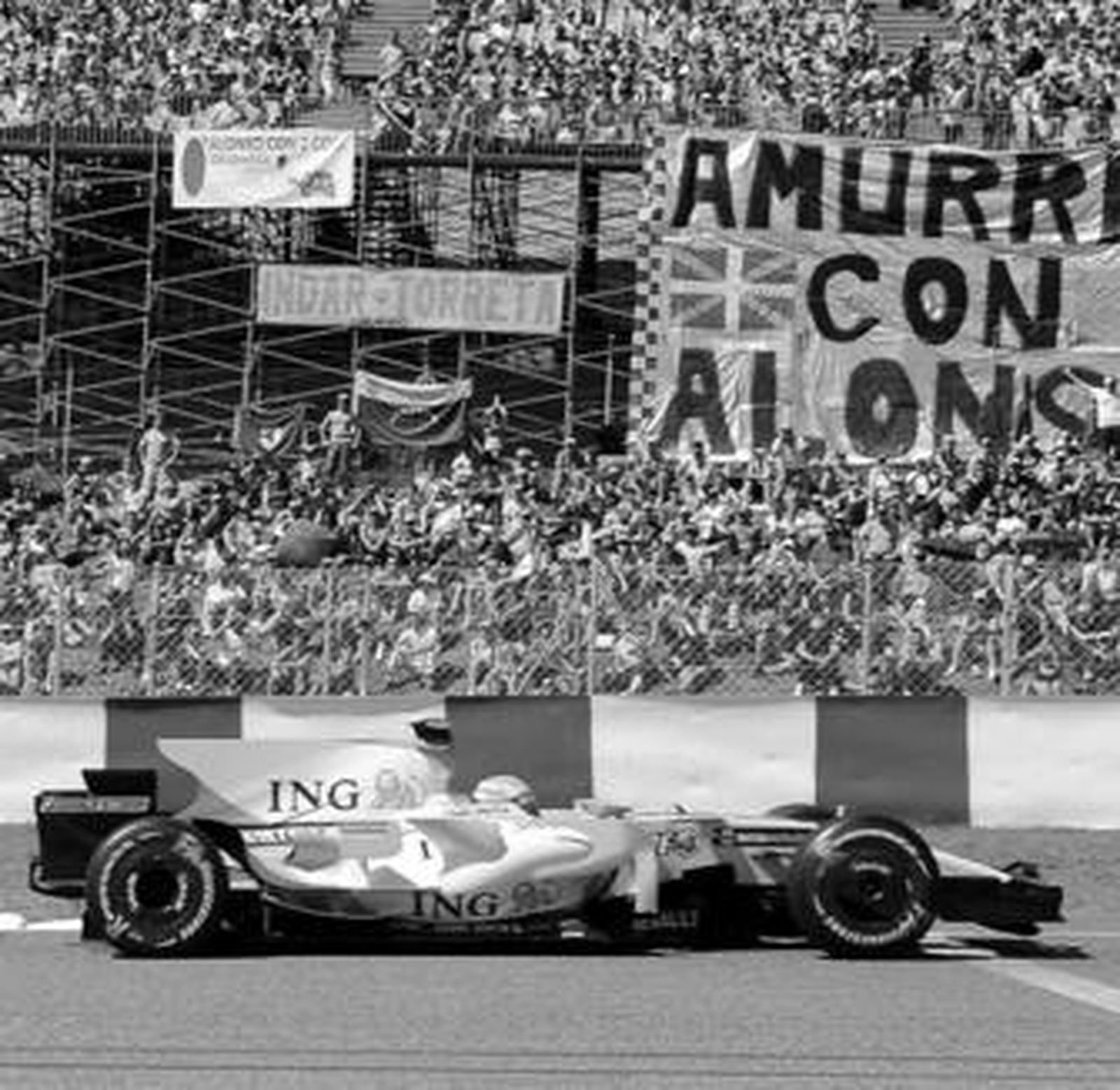 Fernando Alonso estuvo muy arropado por miles de aficionados fieles a la 'alonsomanía'.