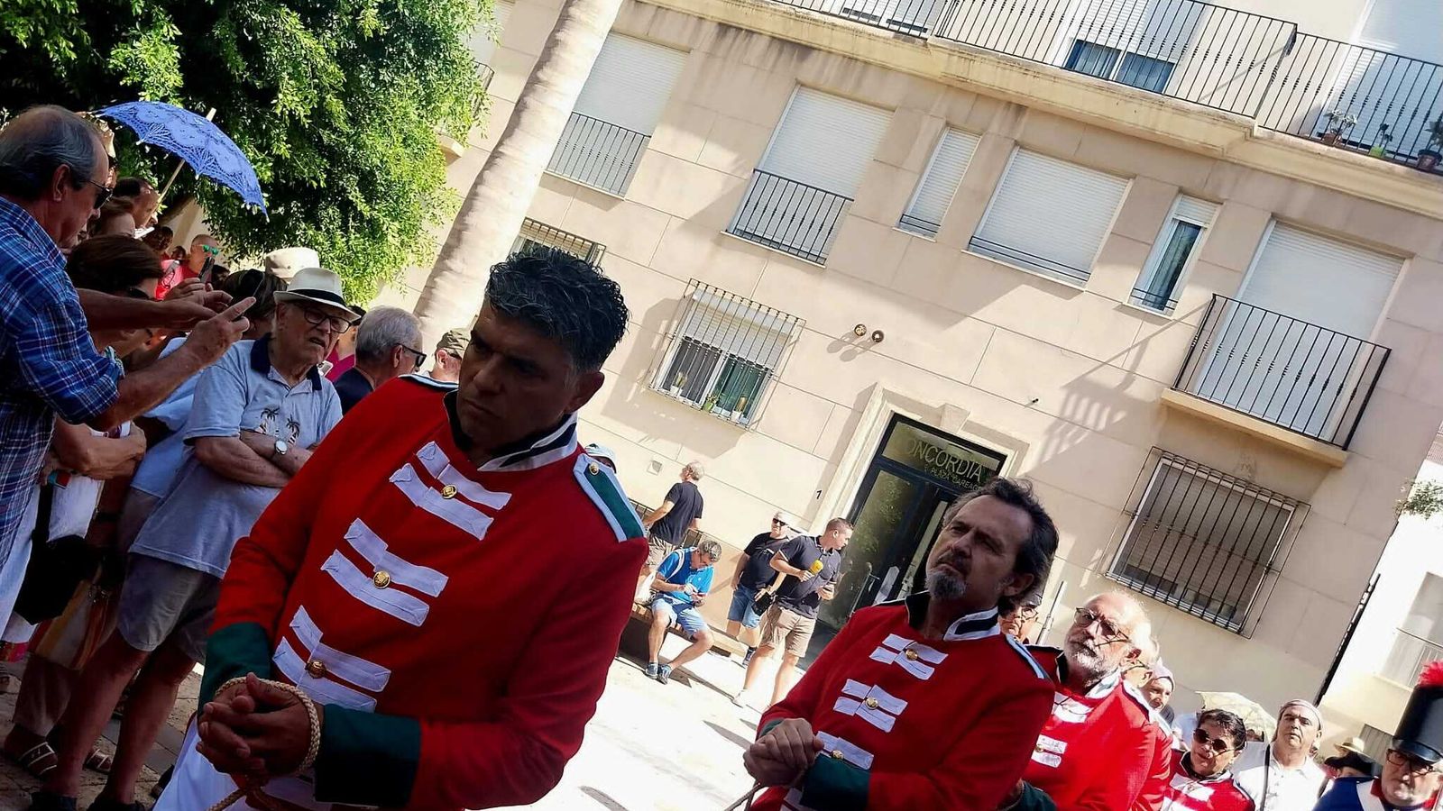 Los presos, maniatados.