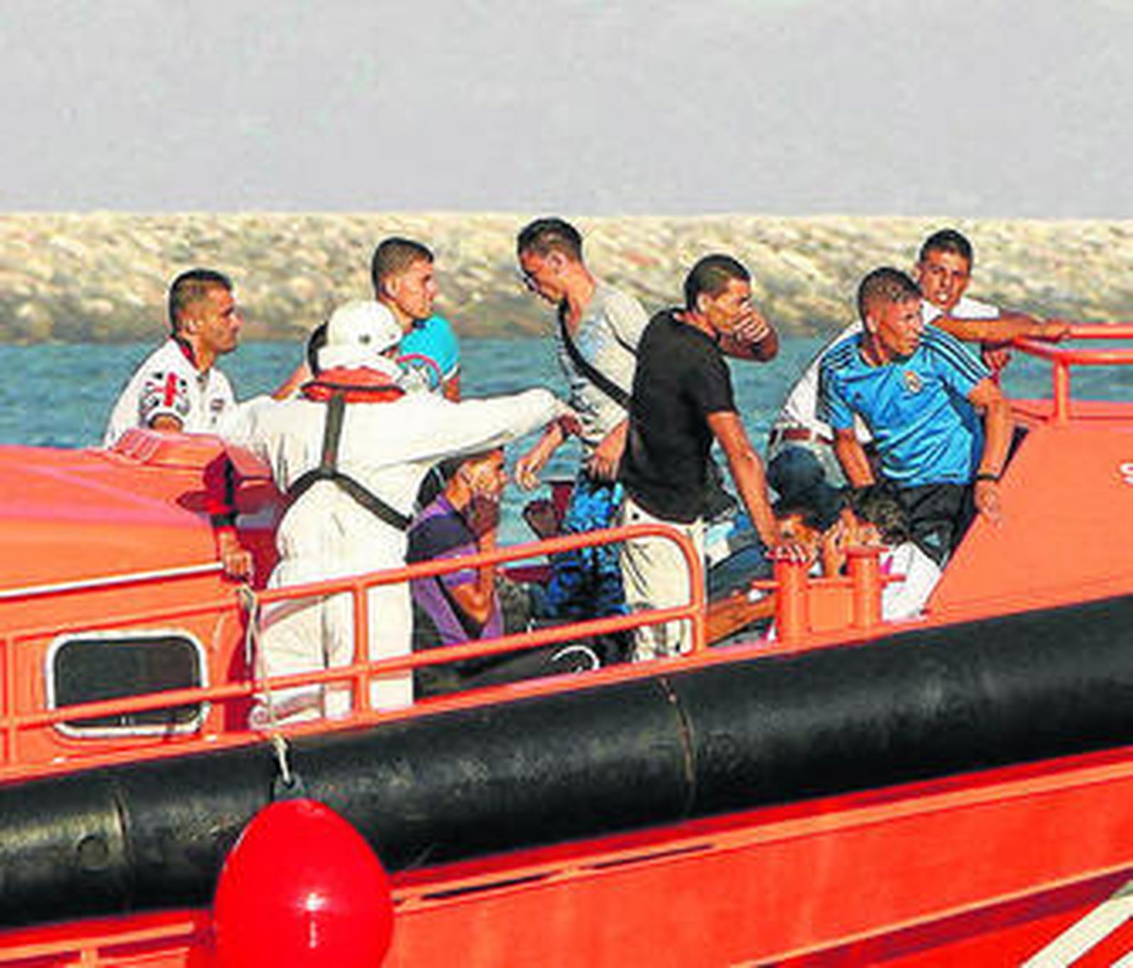 Imagen de varios menores a bordo de una de las pateras.