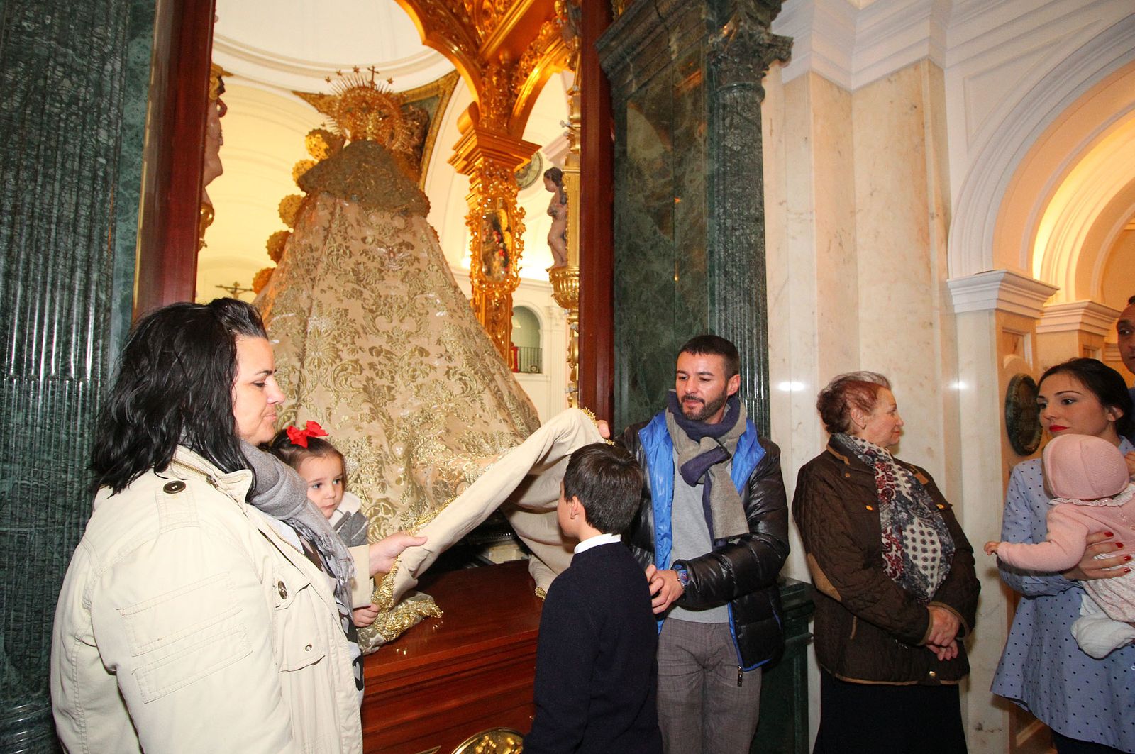 El Rocío celebra La Candelaria con la presentación de los niños a la Virgen, en imágenes
