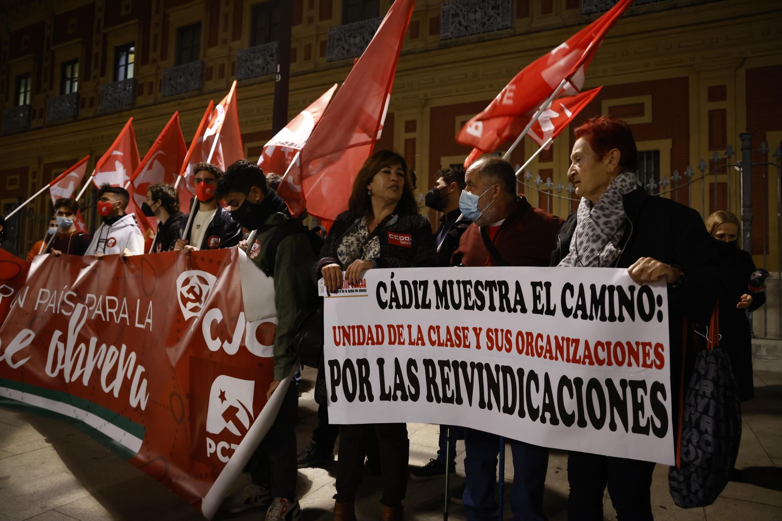 Algunos de lo concentrados en San Telmo en apoyo de la huelga del metal.