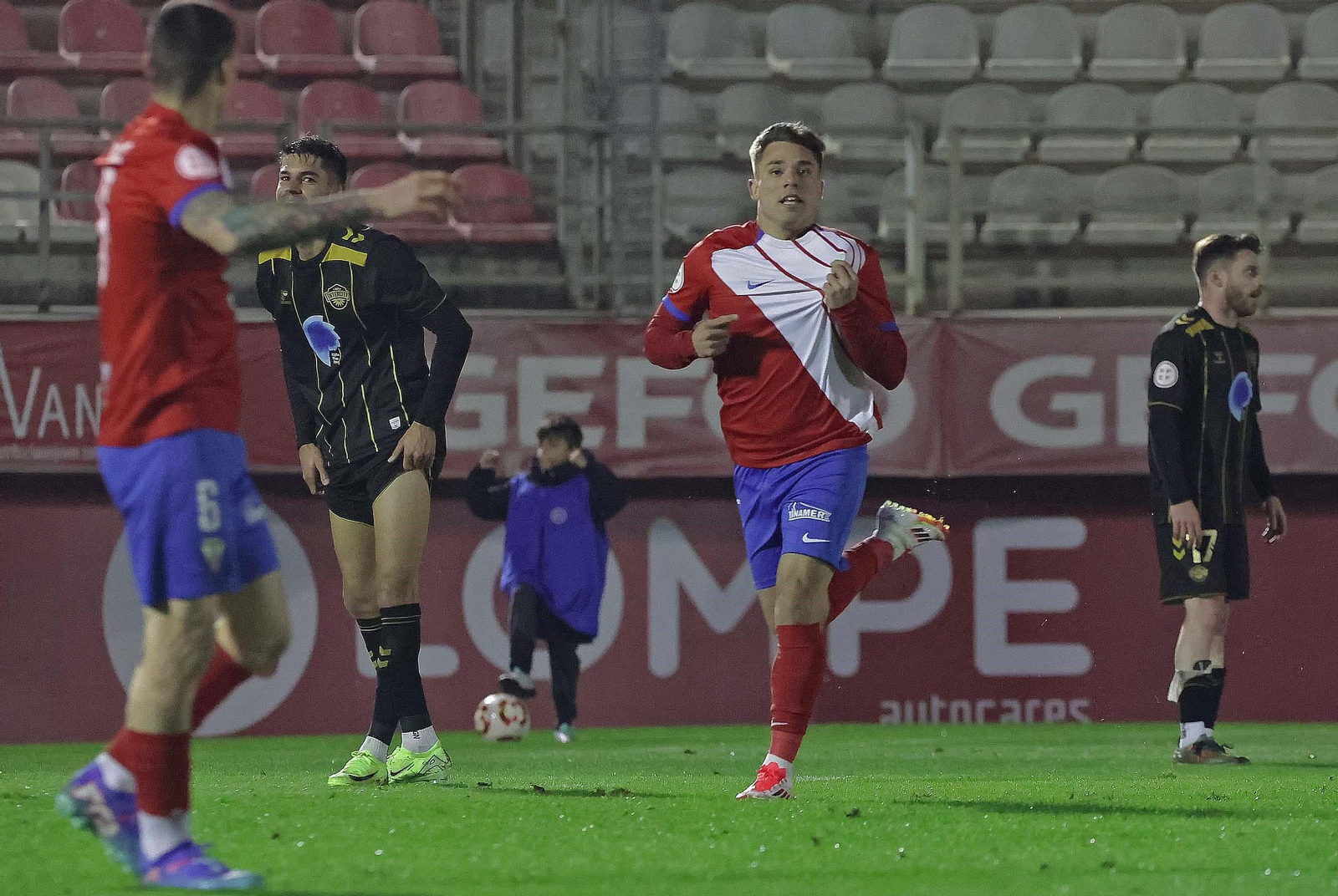 Álvaro Leiva celebra su gol.
