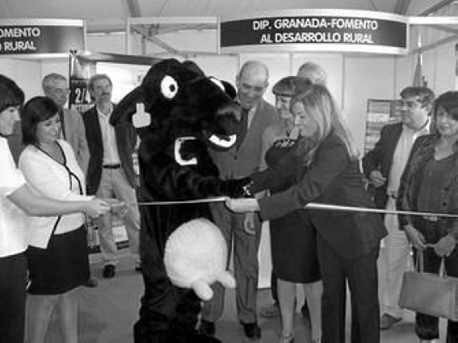 La diputada de Asistencia a Municipios, Francisca González Luján, inauguró ayer la feria de ganado.