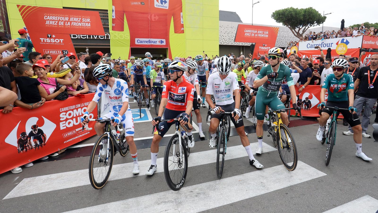 Así fue la salida de la Vuelta España desde Carrefour Sur en Jerez