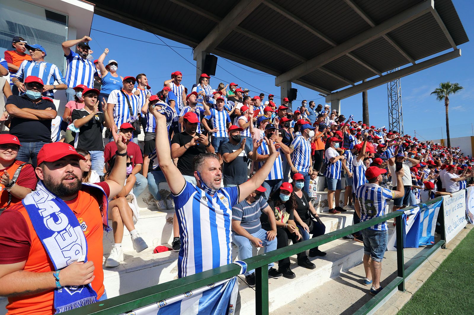 Imágenes de la afición más fiel del Recre en su visita al campo del Antoniano