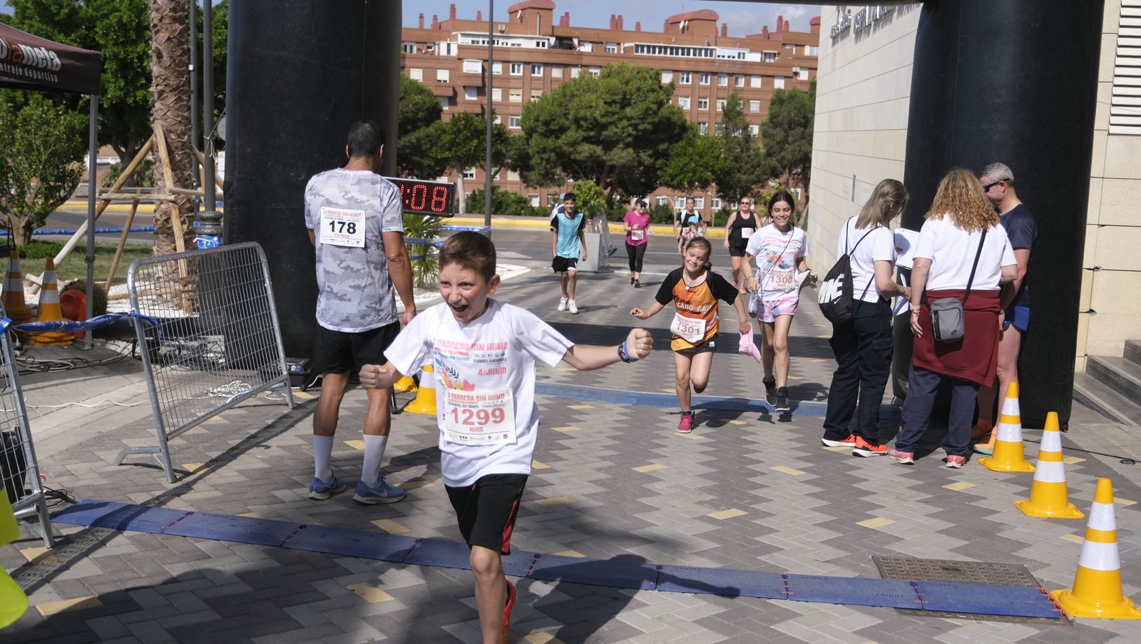 Una victoria para corredores pequeños y mayores tras superar la prueba.