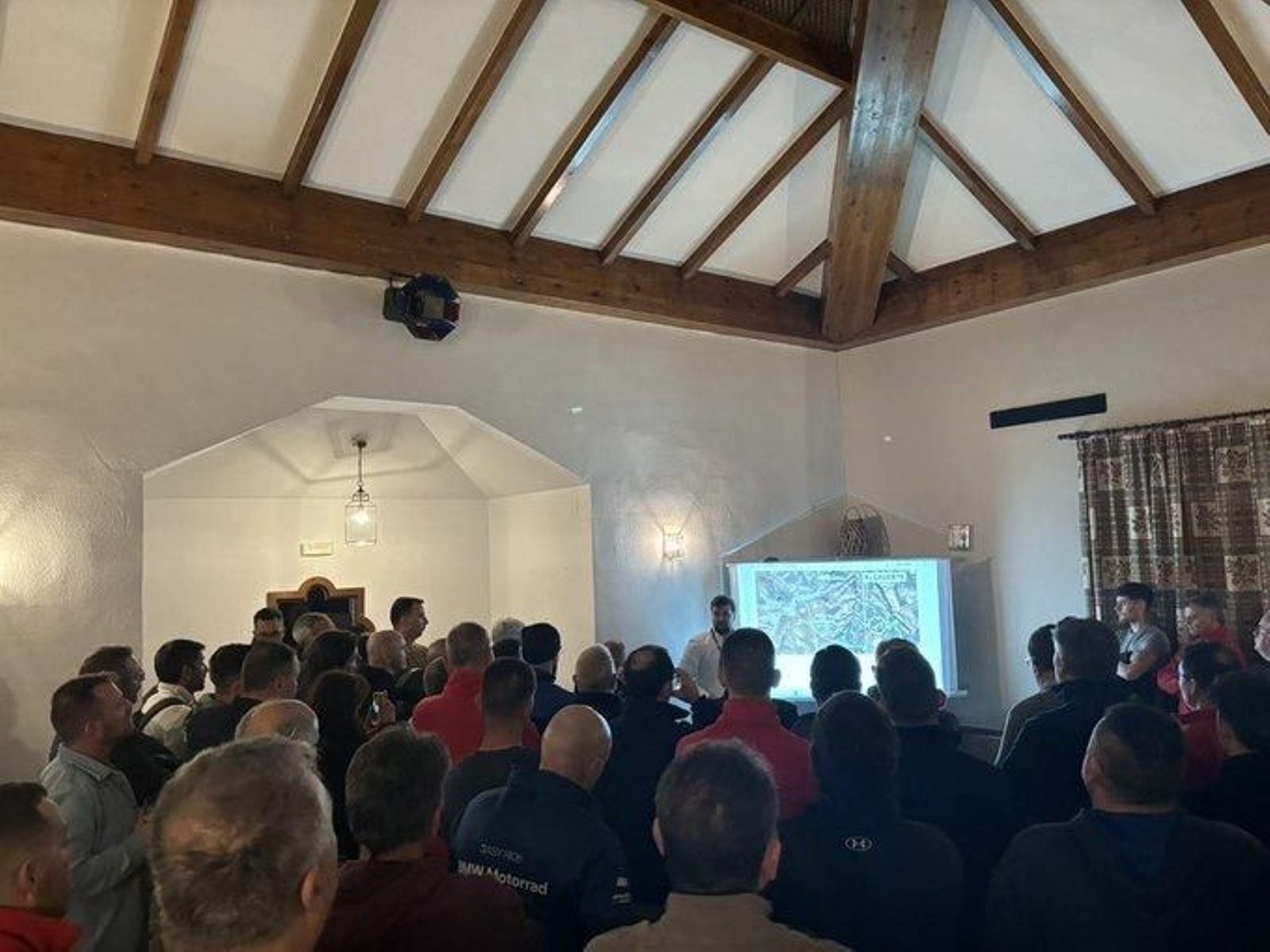 Reunión de trabajo entre los organizadores y los equipos participantes en la Vuelta a Andalucía.