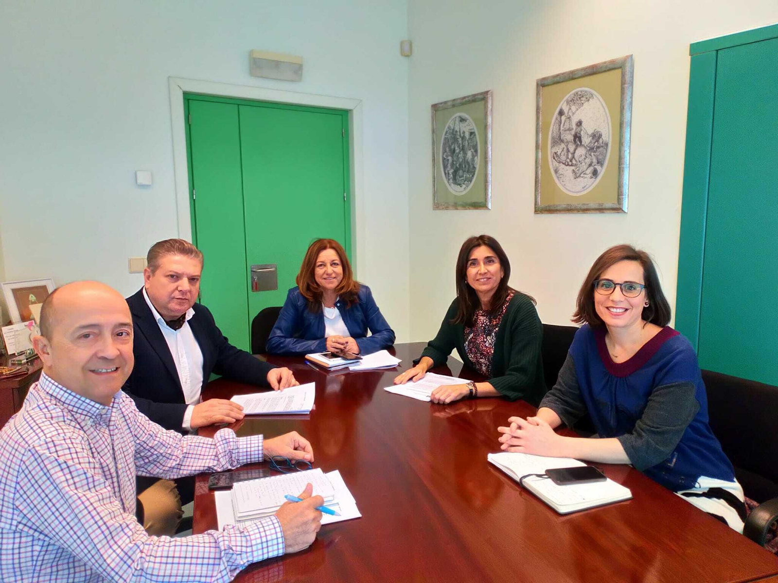 Un momento de la reunión entre los responsables de la Junta y del Ayuntamiento en materia de centros de enseñanza