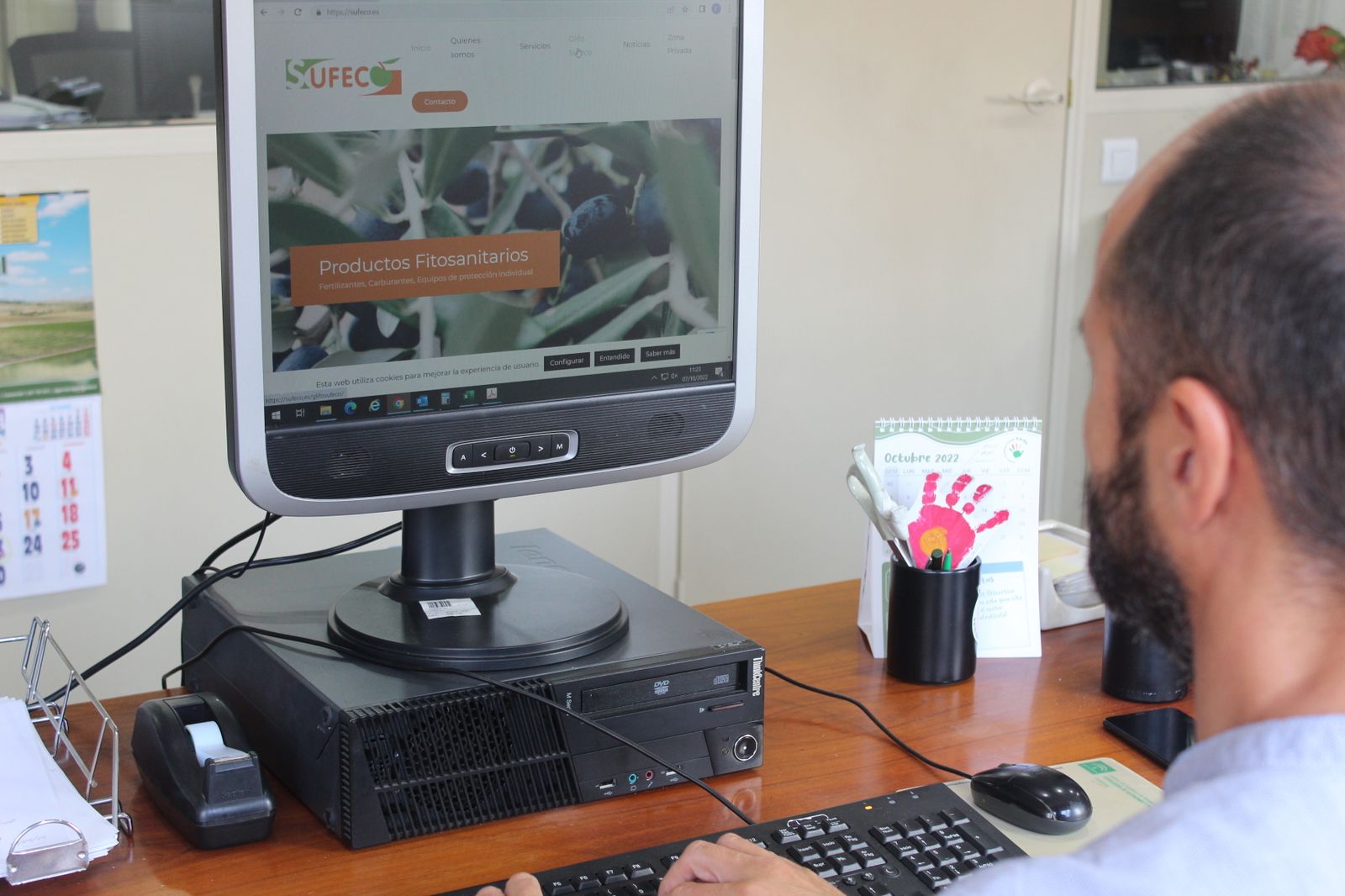 Técnico consulta una de las webs renovada.