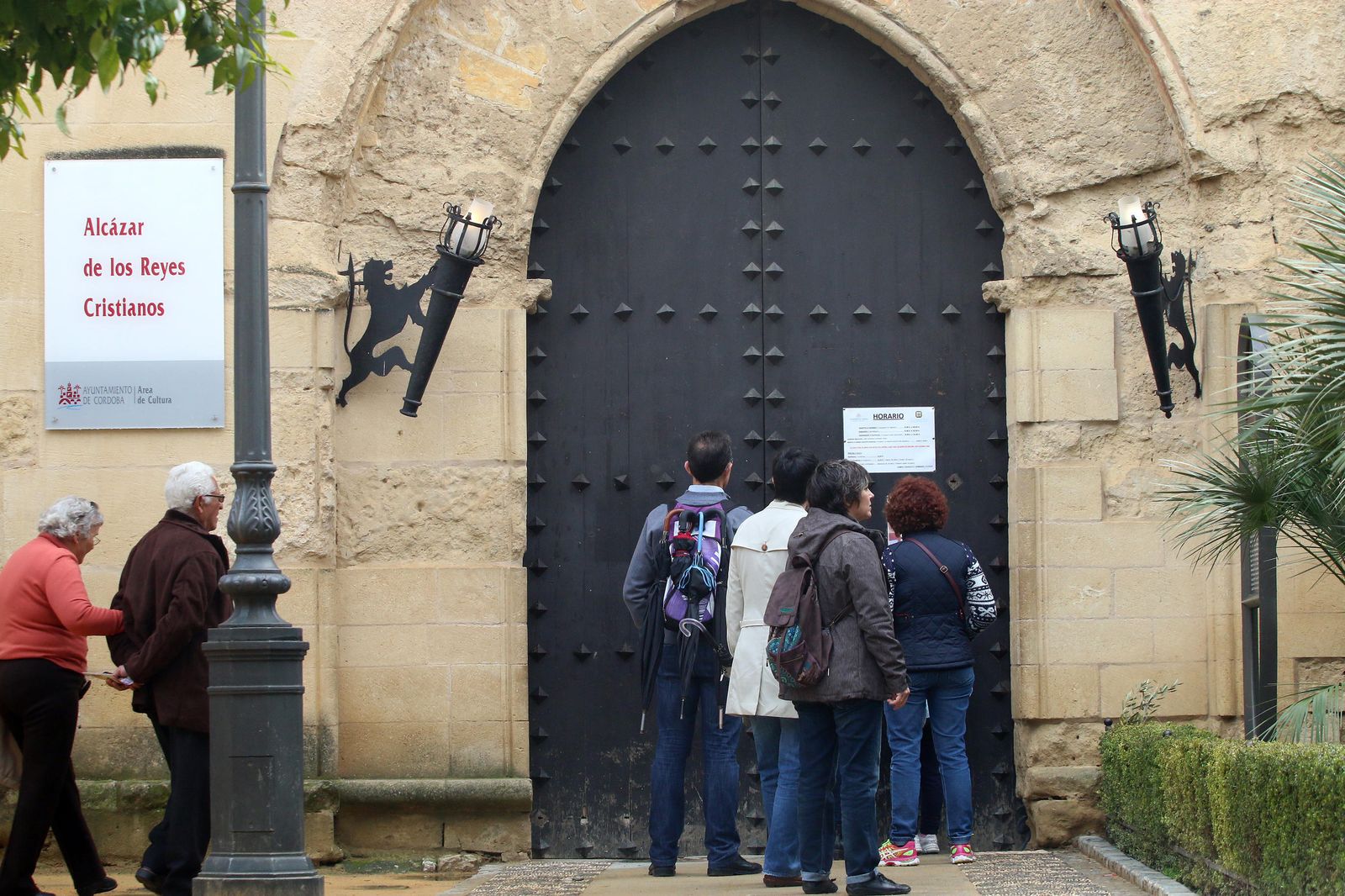 Turistas en el Alcázar de los Reyes Cristianos.
