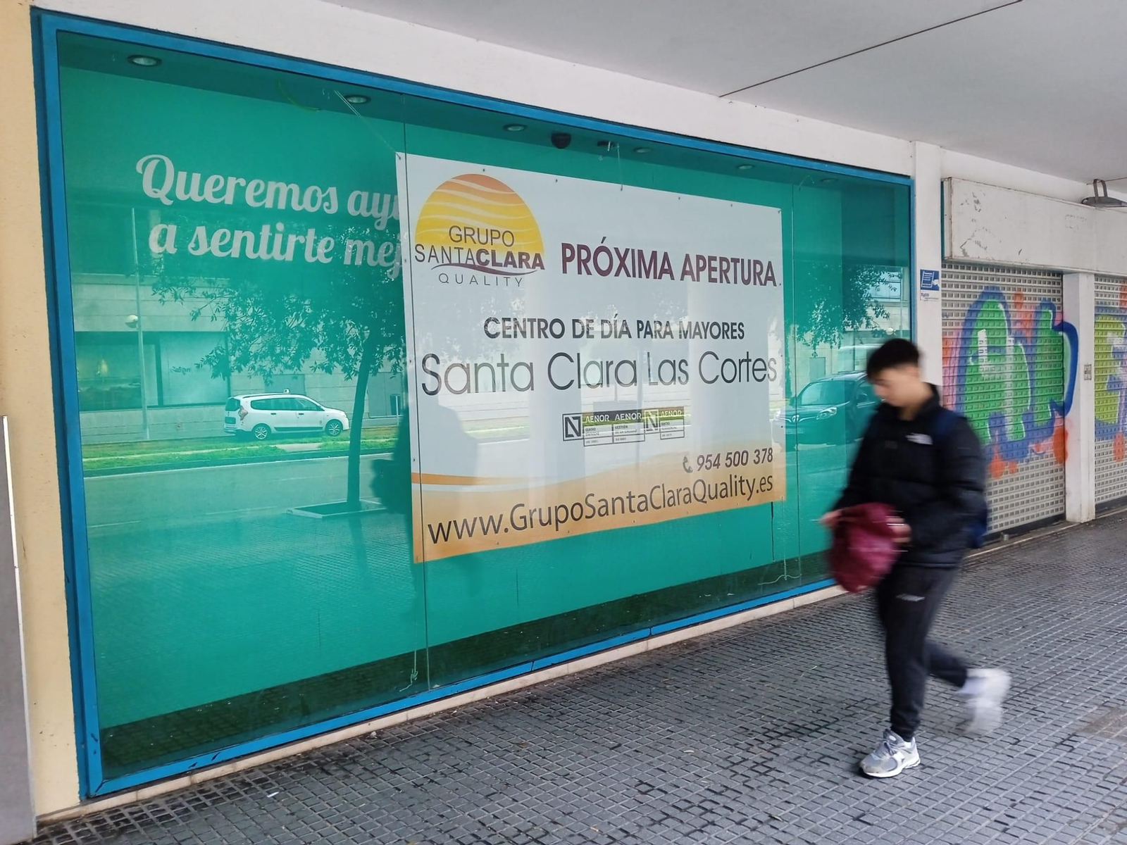 El cartel que anuncia la apertura de la residencia de Santa Clara en la avenida Las Cortes de Cádiz.