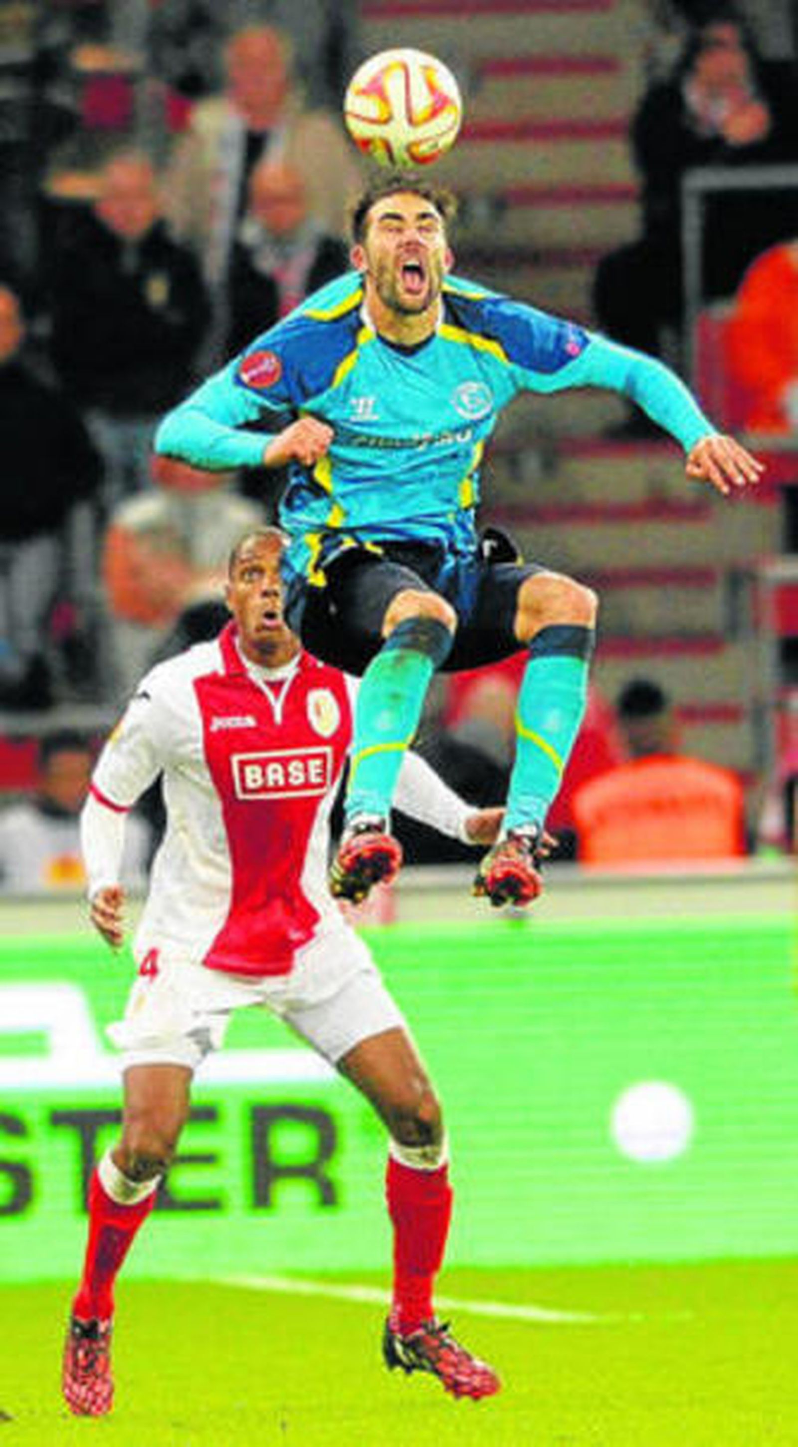 Iborra salta con fuerza para tratar de bajar un balón ante la mirada del centrocampista Mpoku.