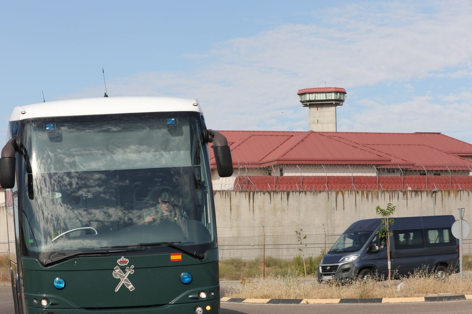 Los independentistas presos dejan la cárcel de Valdemoro.