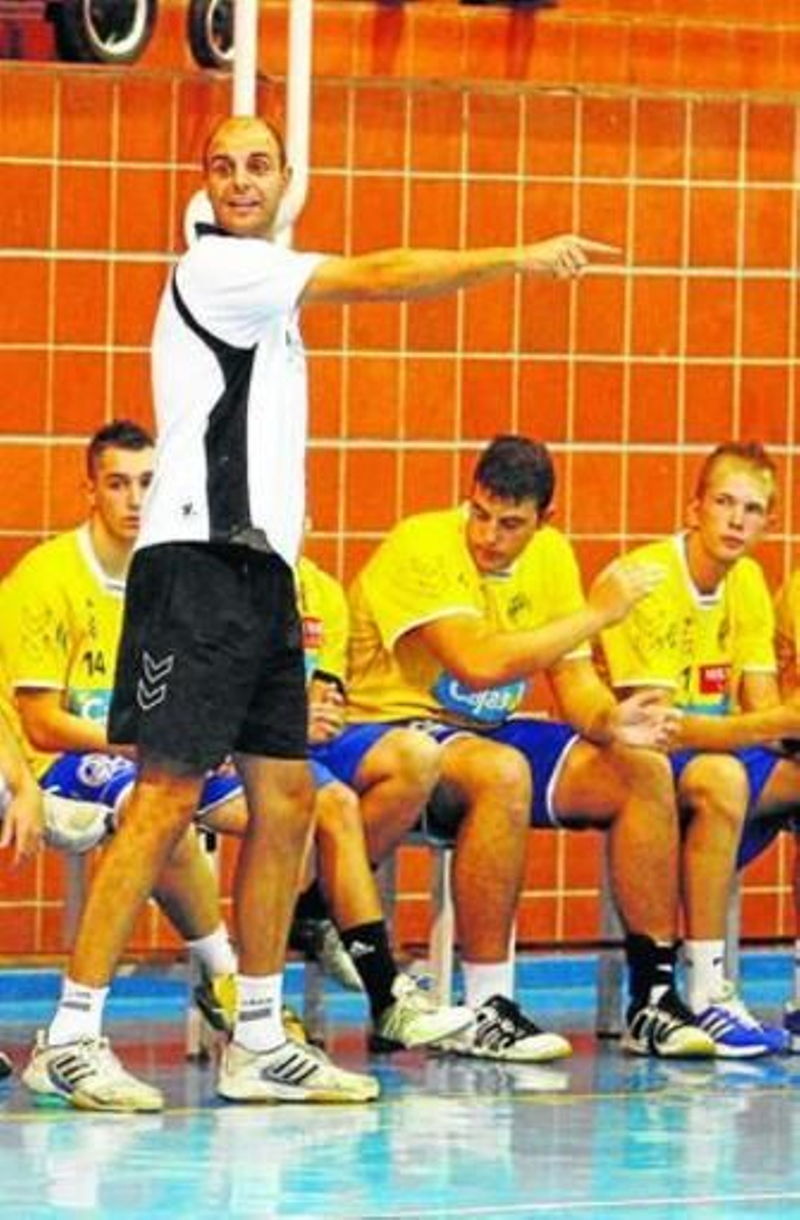 El técnico amarillo José Flores, durante la pretemporada.