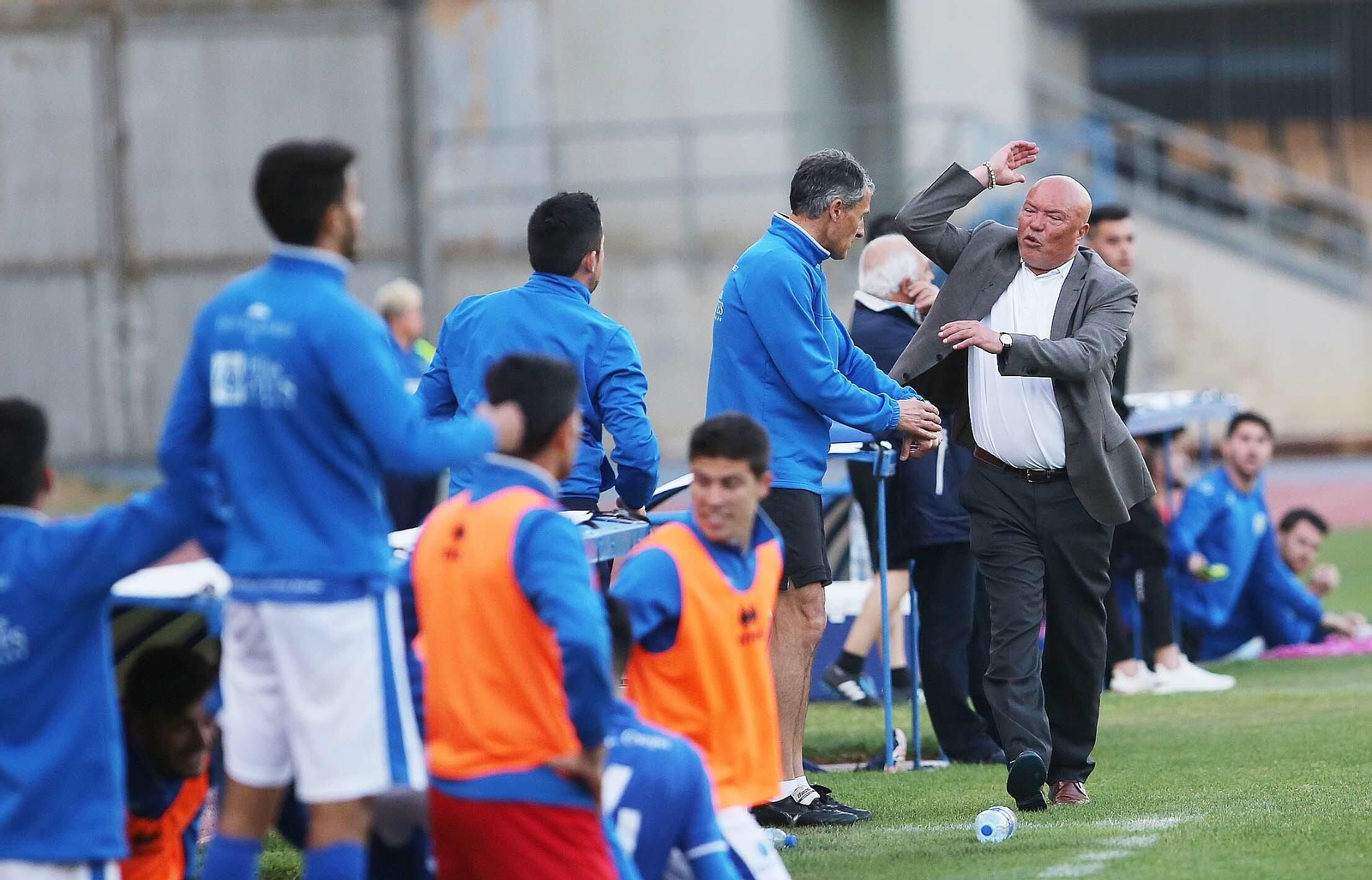 García Tébar, entrenador azulino, muy enfadado en la banda.