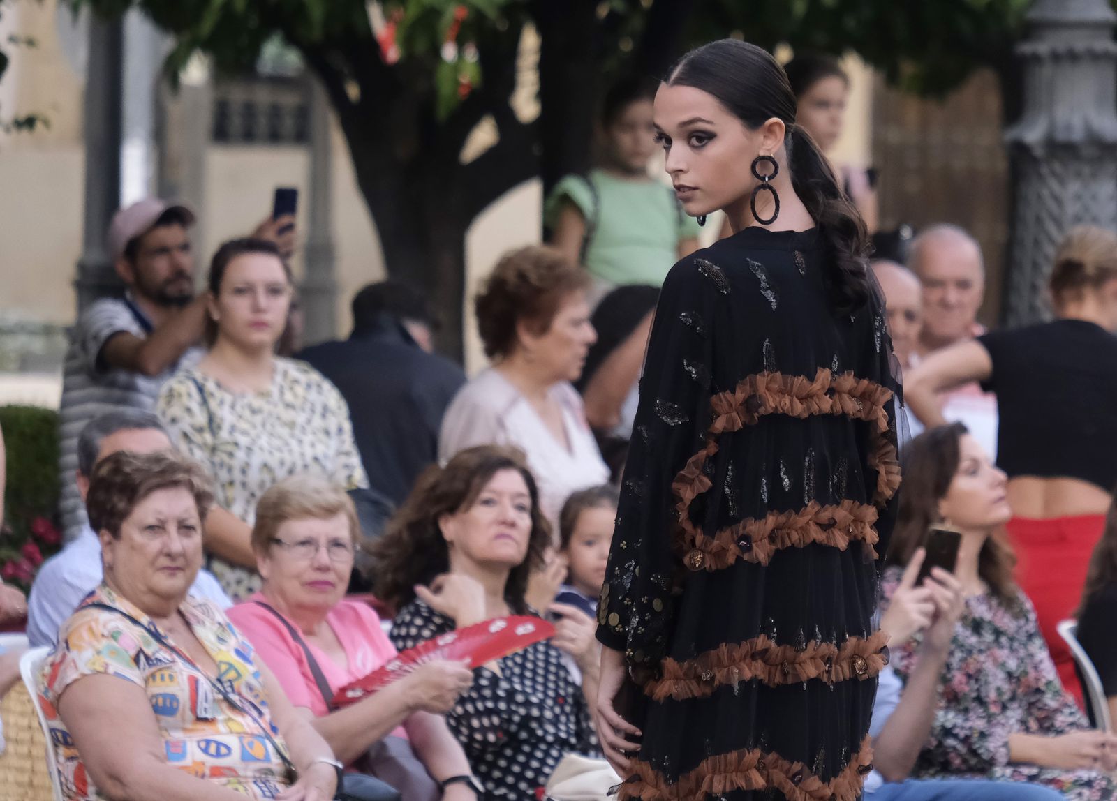 Una modelo durante un desfile en Las Tendillas.