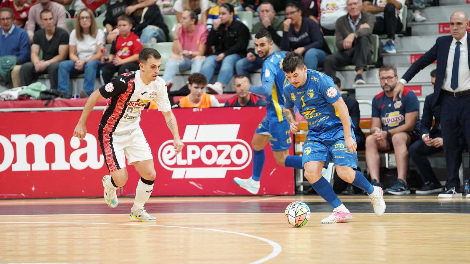 El ala huercalense Pani durante la visita a El Pozo Murcia de esta temporada.