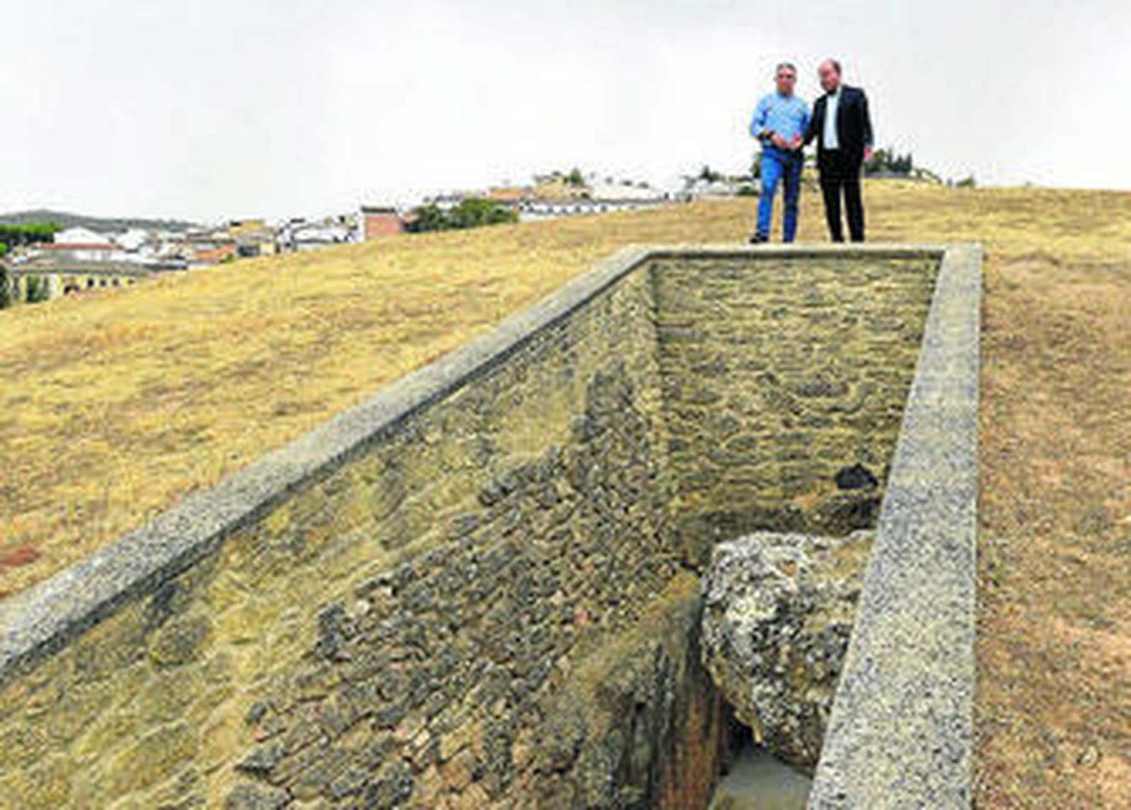Elías Bendodo y Manuel Barón, ayer, en el dolmen de Viera.