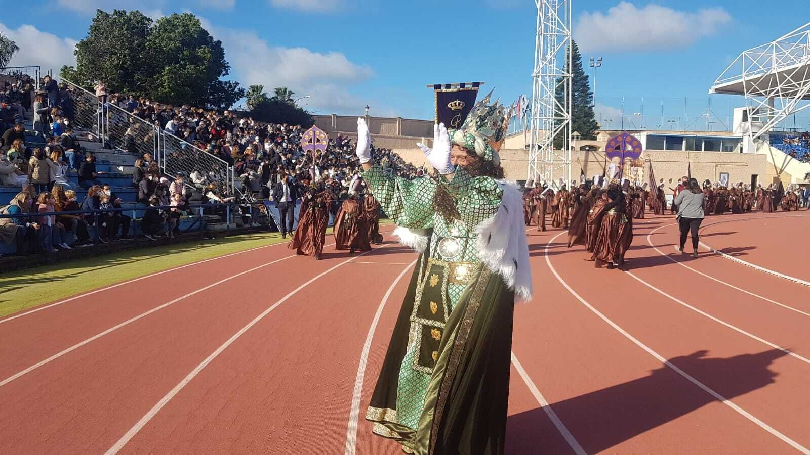 Los Reyes Magos llegan en helicóptero a San Fernando.