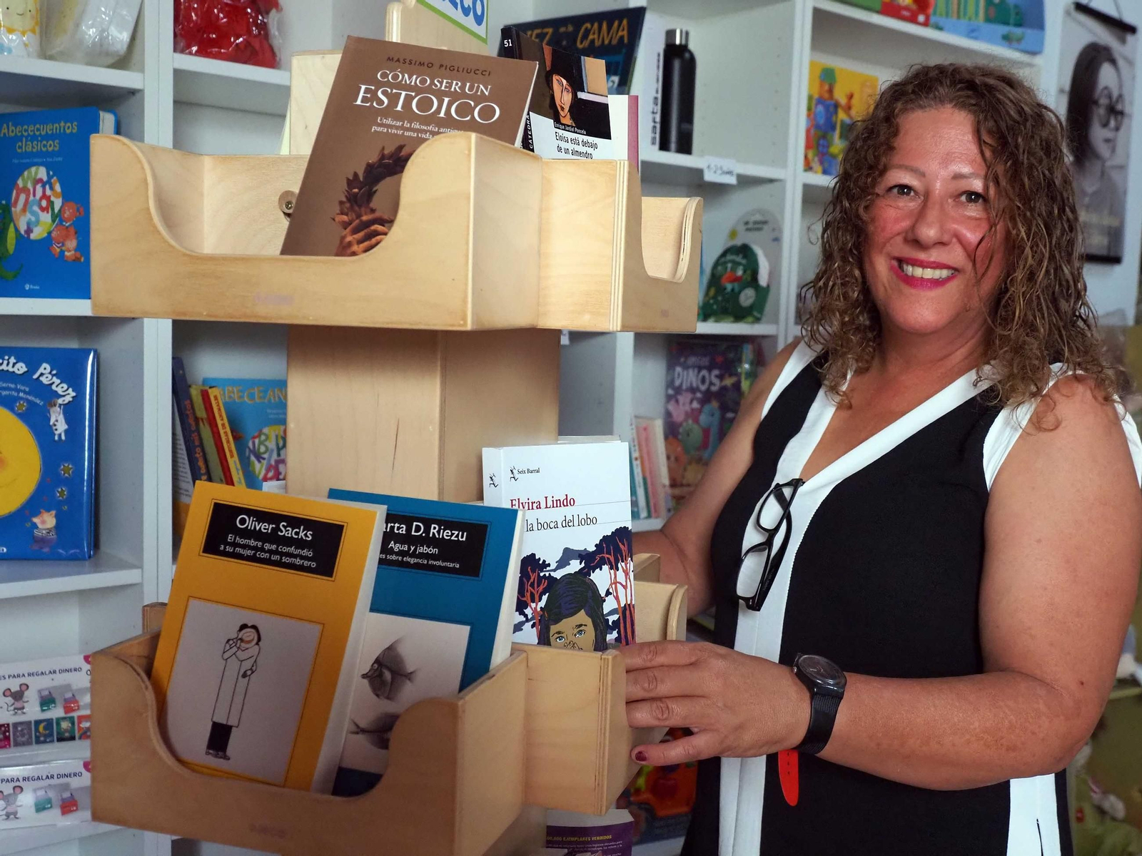 Ana Manzano en su librería de Villanueva de los Castillejos Ana Manzano en su librería de Villanueva de los Castillejos