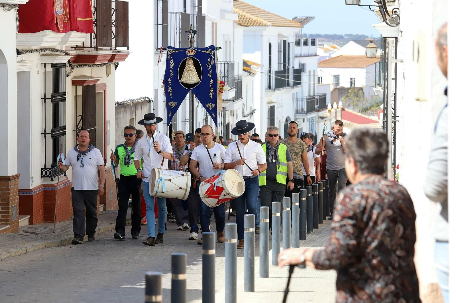 Imágenes de los presos de la cárcel de Huelva en su camino hacia El Rocío