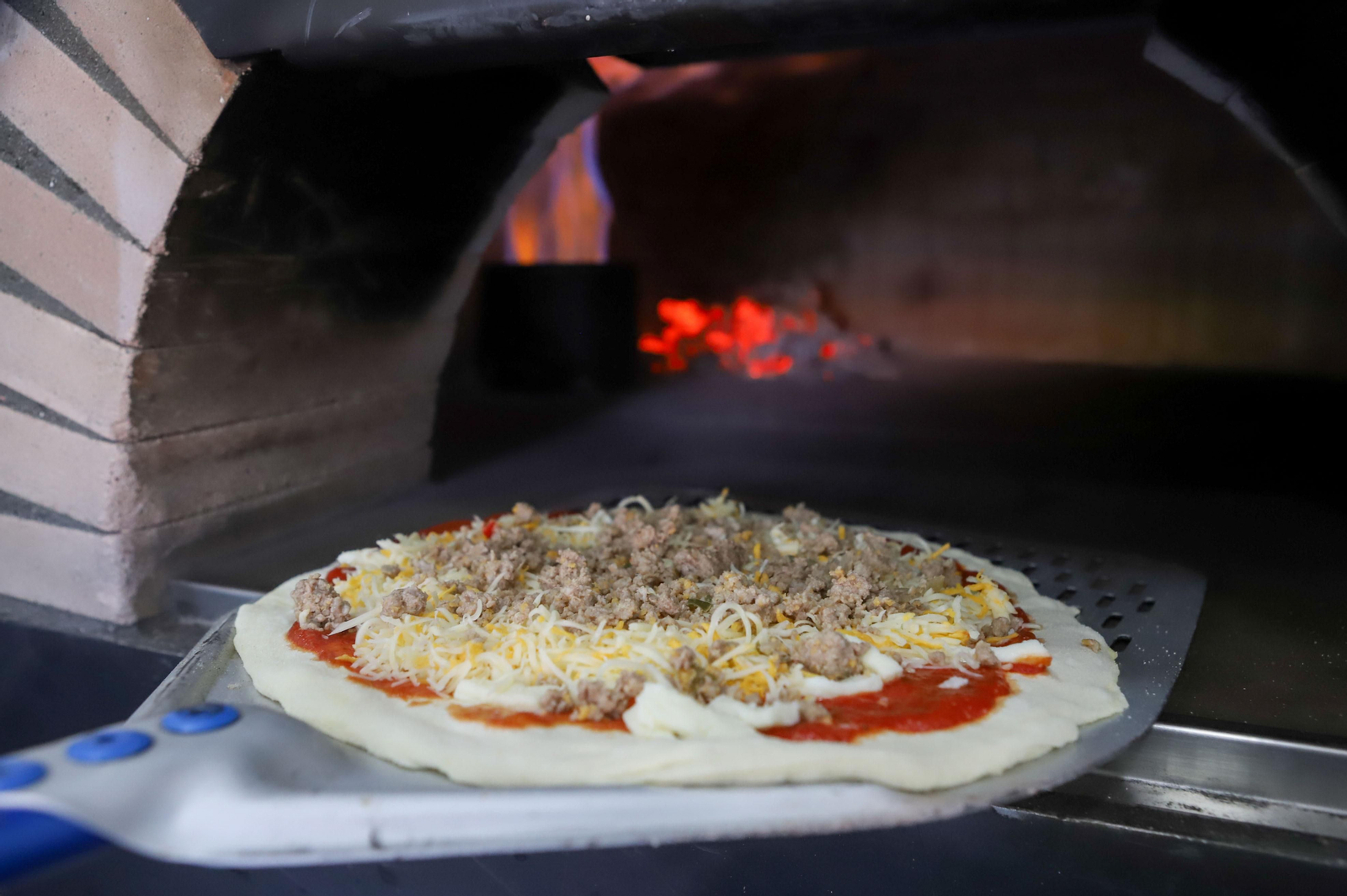 Elaboración de pizzas al autentico estilo italiano en Pizzeria Napoli, en imágenes
