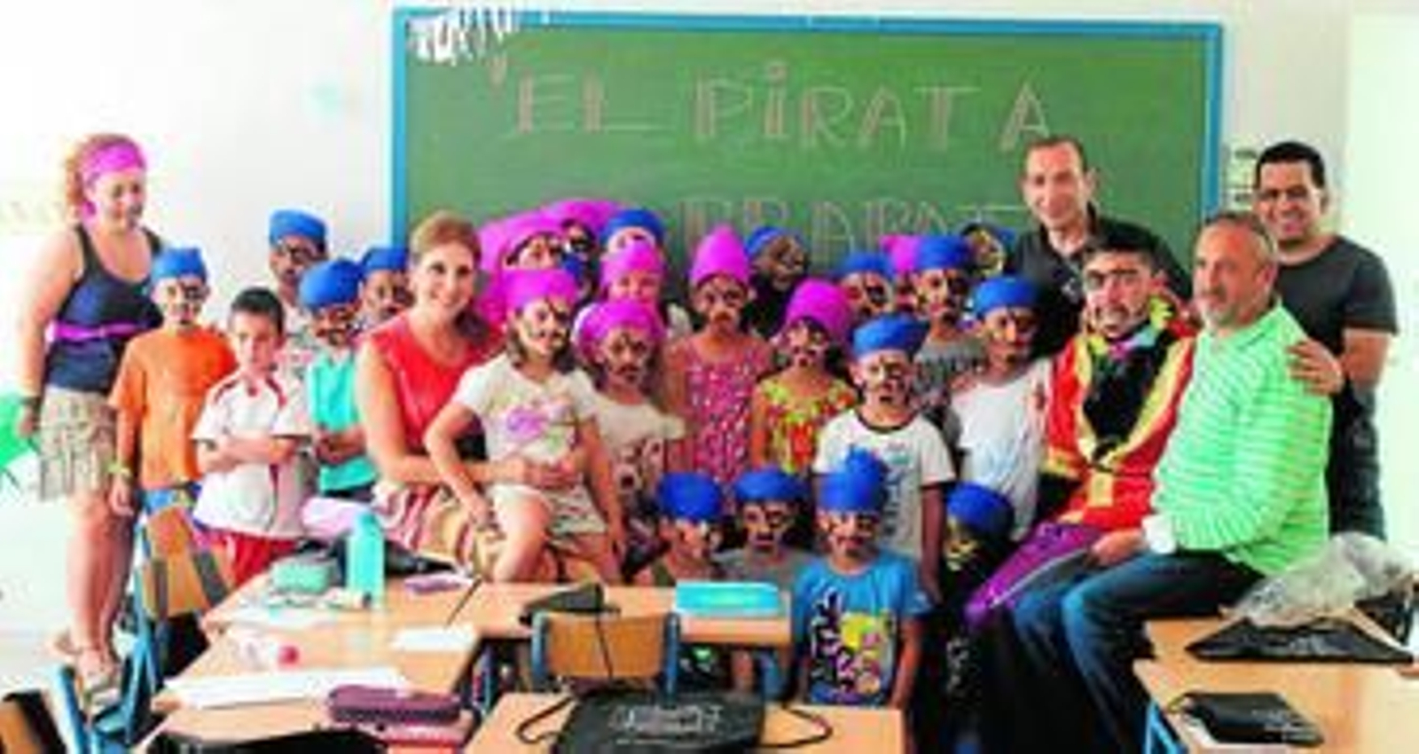 Un grupo de alumnos se divierte disfrzándose de piratas.