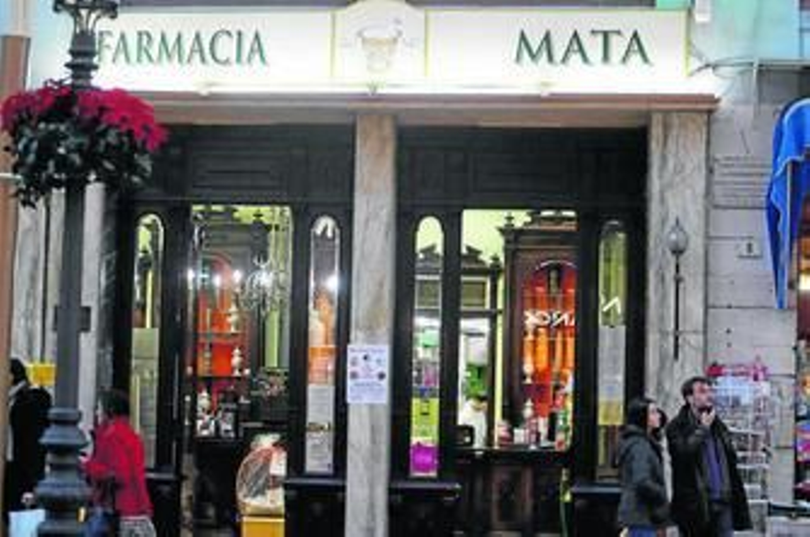 Vista de la puerta de entrada de la farmacia Mata, ayer en calle Larios.