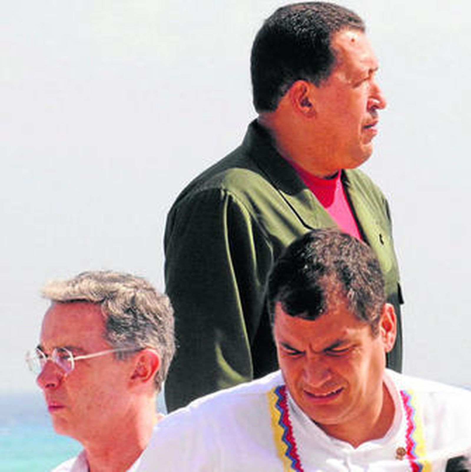 Uribe y Correa (abajo) parecen ignorar a Chávez durante la foto de familia de la cumbre.