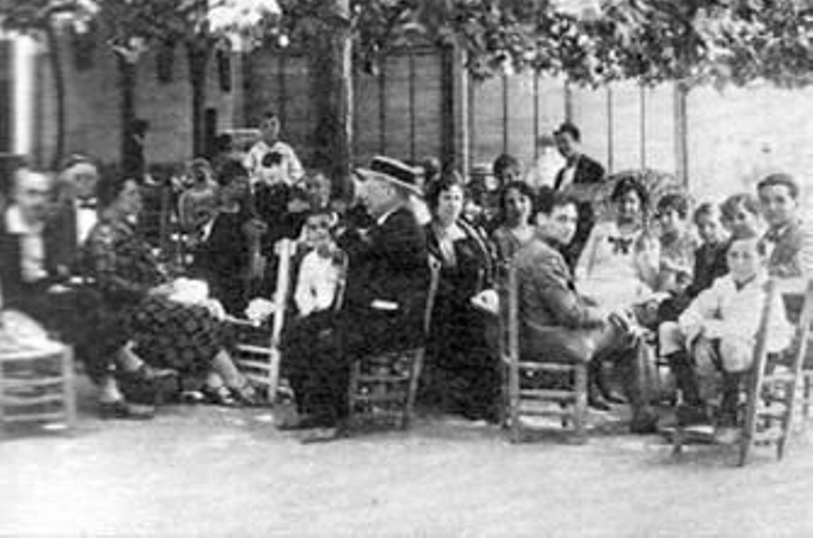 García Lorca, a la derecha, aparece junto a sus hermanos en la terraza del balneario de Lanjarón en 1924.