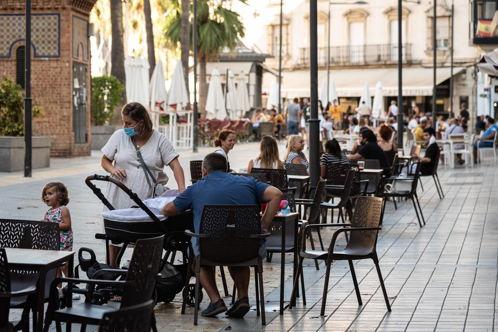 Los onubenses disfrutan de la mañana de ayer de los locales de hostelería del centro de la capital onubense.