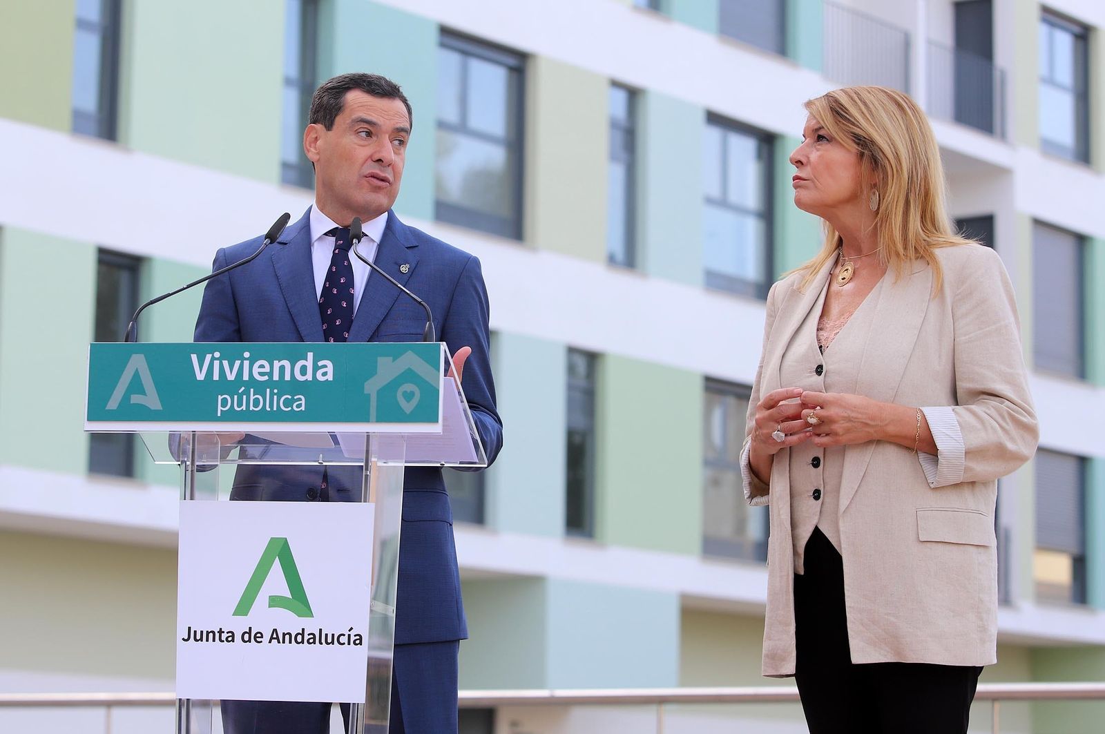 Imágenes de la visita de Juanma Moreno a la promoción de viviendas "Pescadería" en Huelva