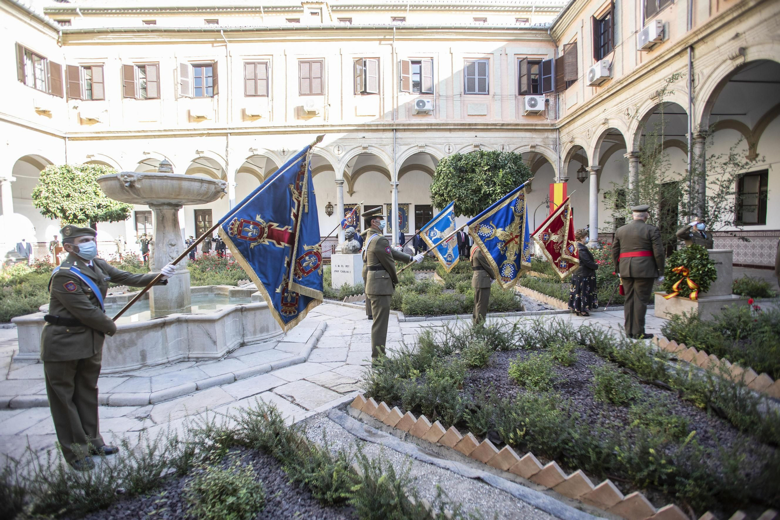 Fotos: la fiesta nacional se celebra en el Madoc de Granada con el izado de la bandera