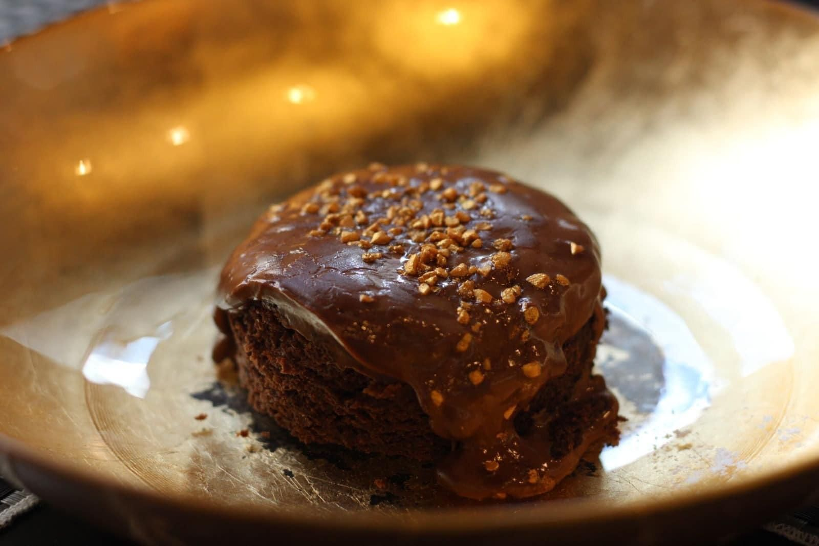 Tarta de chocolate con crema caliente de chocolate y queso de Zyrah (Priego de Córdoba)