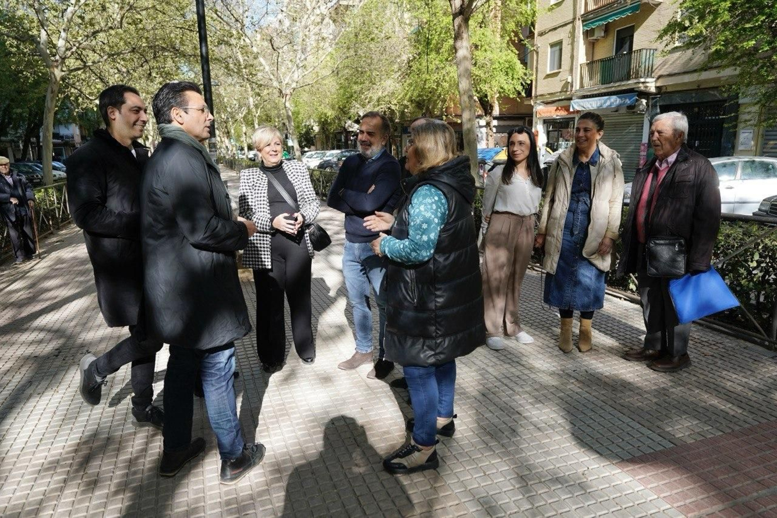 Imagen de la visita de los concejales socialistas a la Avenida Don Bosco de Granada