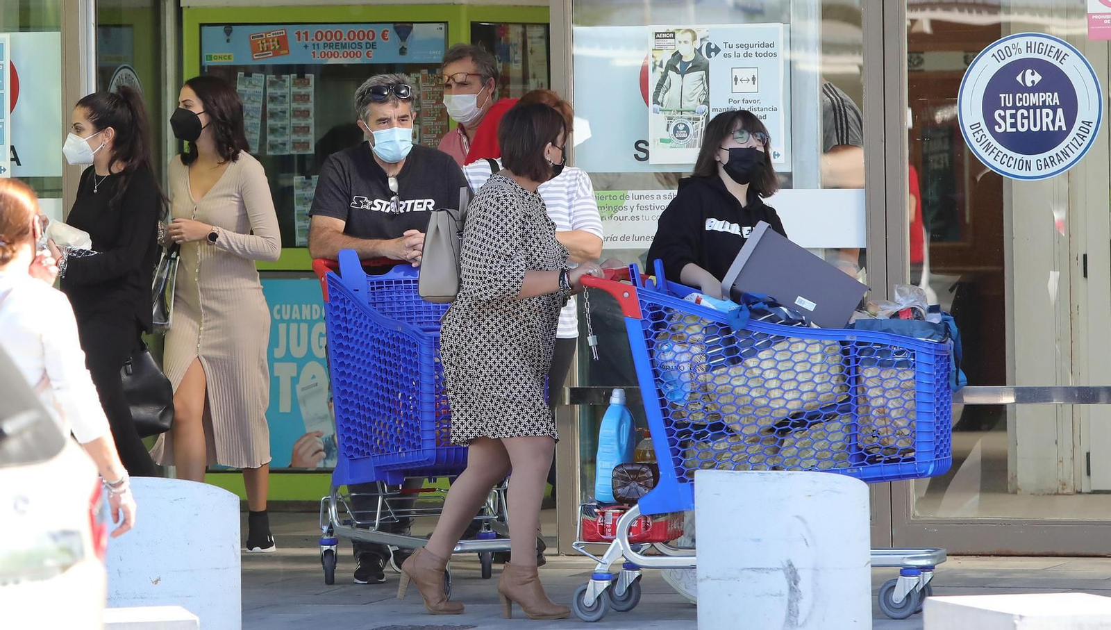 Normalidad en los bares y los centros comerciales en el último día del puente de Todos los Santos.