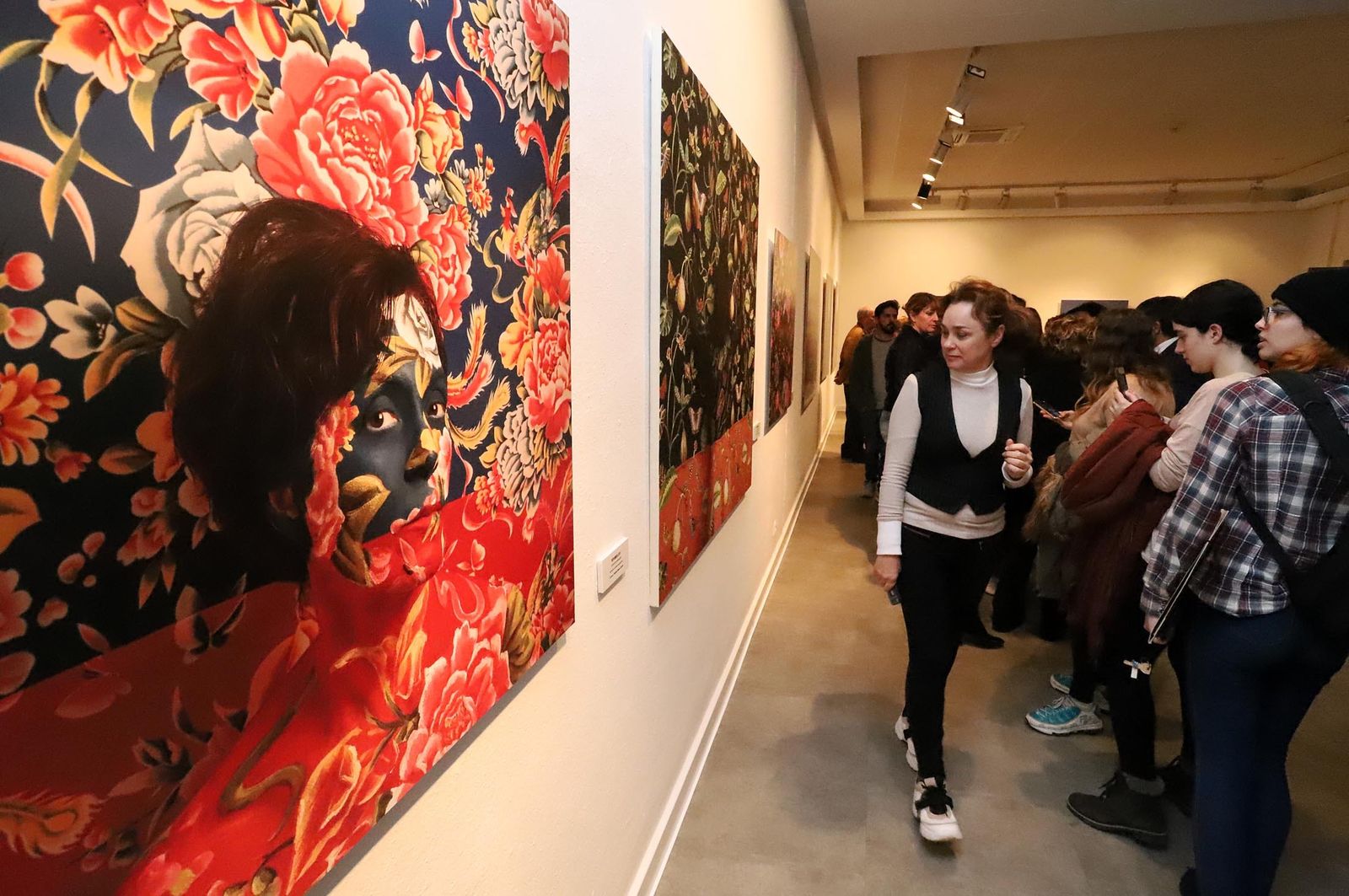 Imágenes de la exposición de Latitudes "Fotoperformances" de Cecilia Paredes