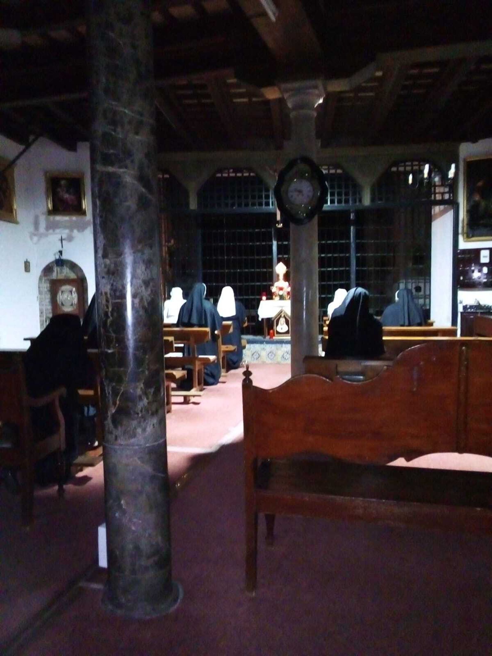Las hermanas de Santa Rita durante el rezo