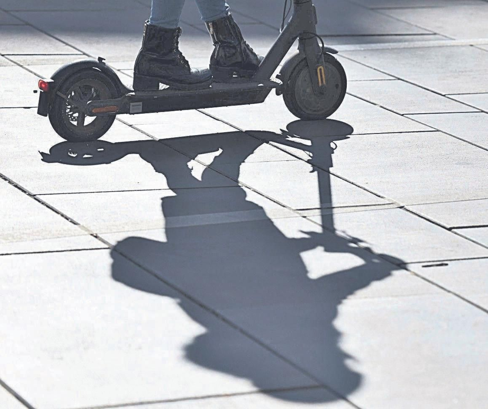 Una persona circulando en patinete.