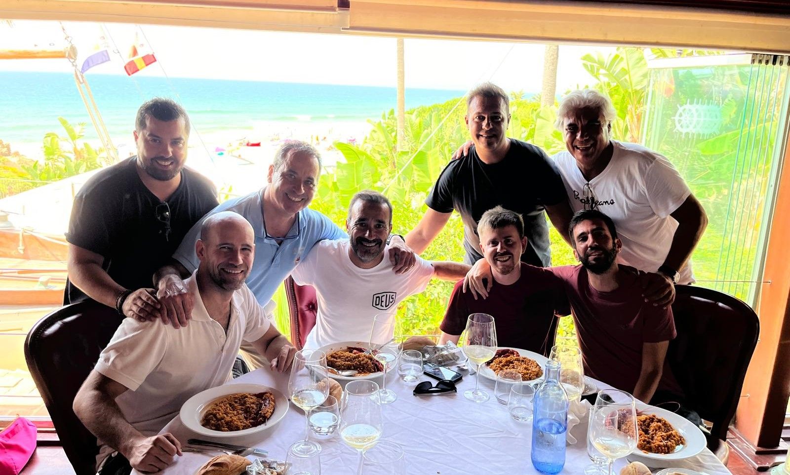 Juanma Castaño y parte de su equipo de trabajo posan con Paco Ruiz.