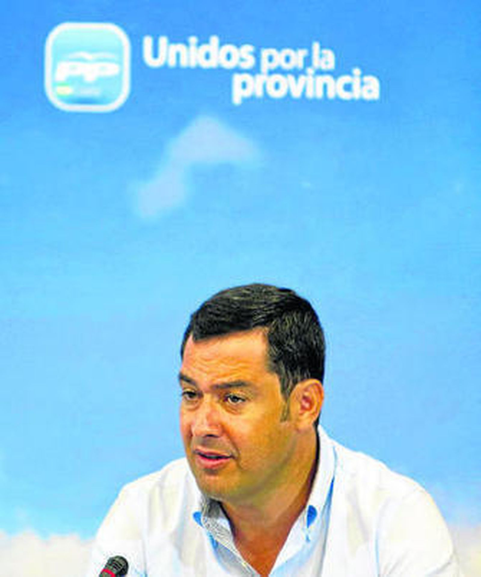 Juan Manuel Moreno ayer durante la reunión de partido en Cádiz.