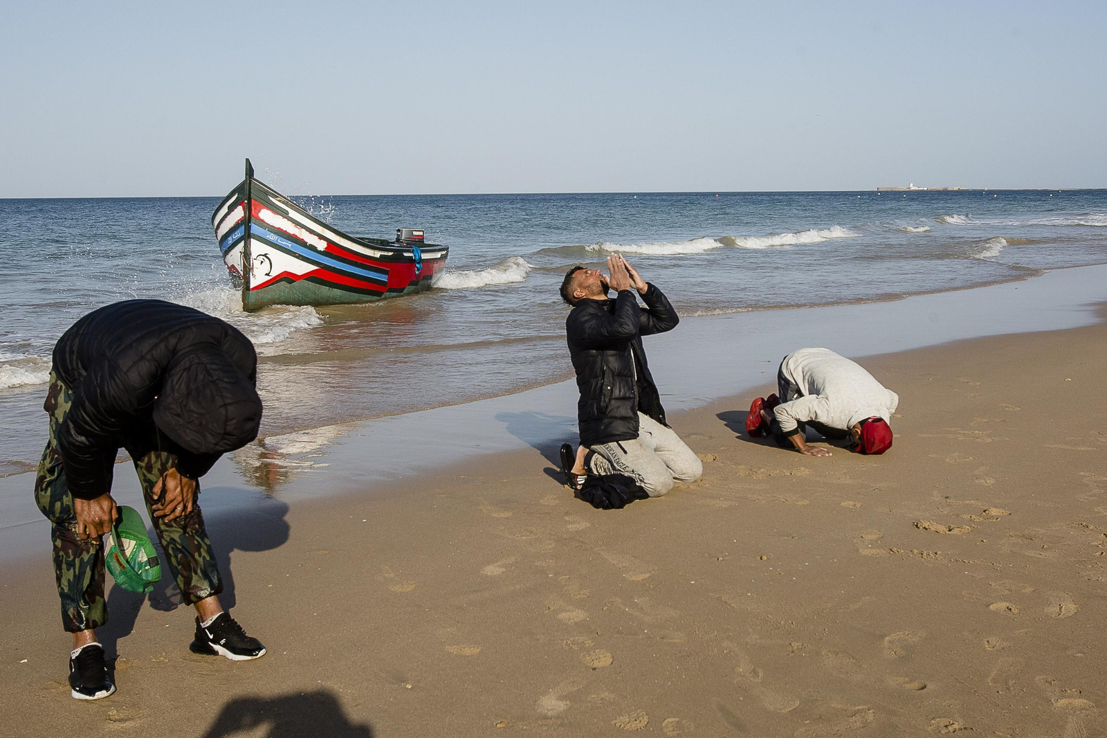 Llegada de una patera con 26 inmigrante a la playa de la Victoria