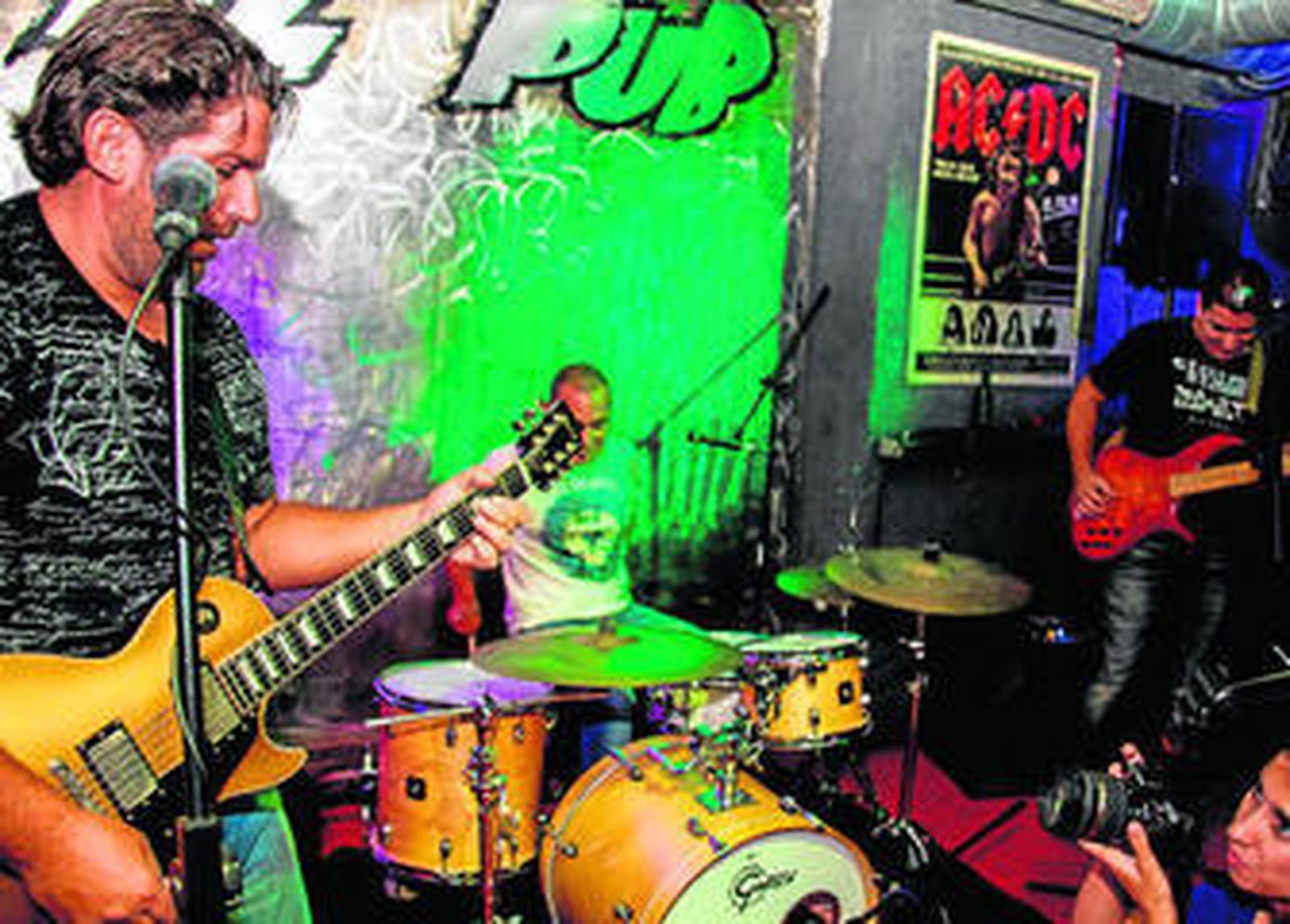 David, Ángel y Miguelo, en un momento de una actuación en el ZZ Pub.