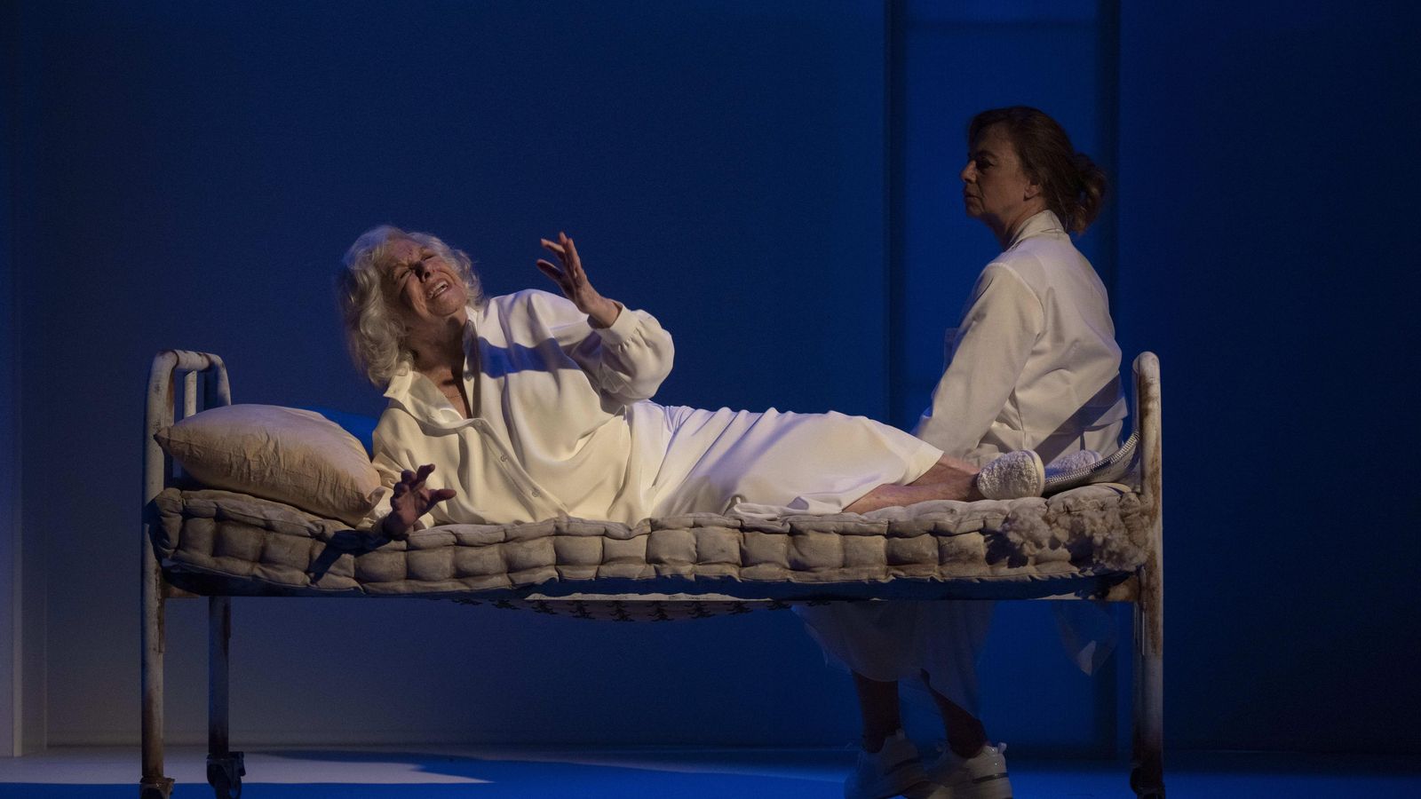 Lola Herrera y Lola Baldrich, en 'Adictos'.