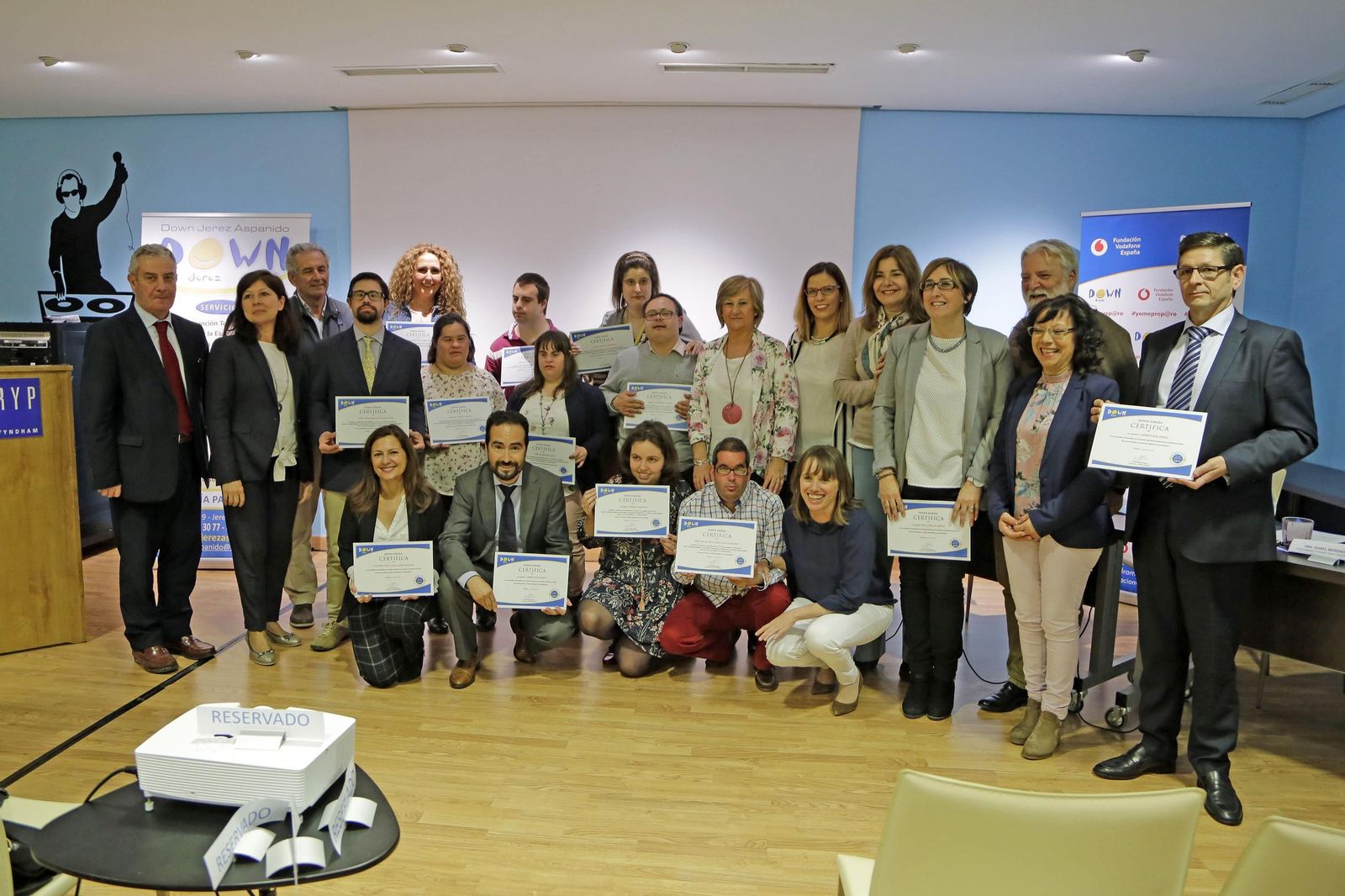 Representantes de Down España y Aspanido, tenientes de alcaldesa, empresas premiadas y usuarios, ayer.