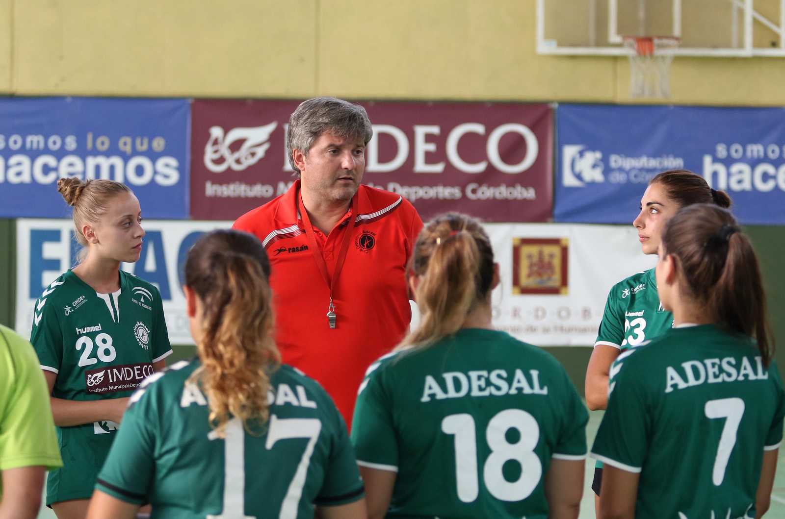 Paco Bustos da instrucciones a sus jugadoras del Adesal La Fuensanta.