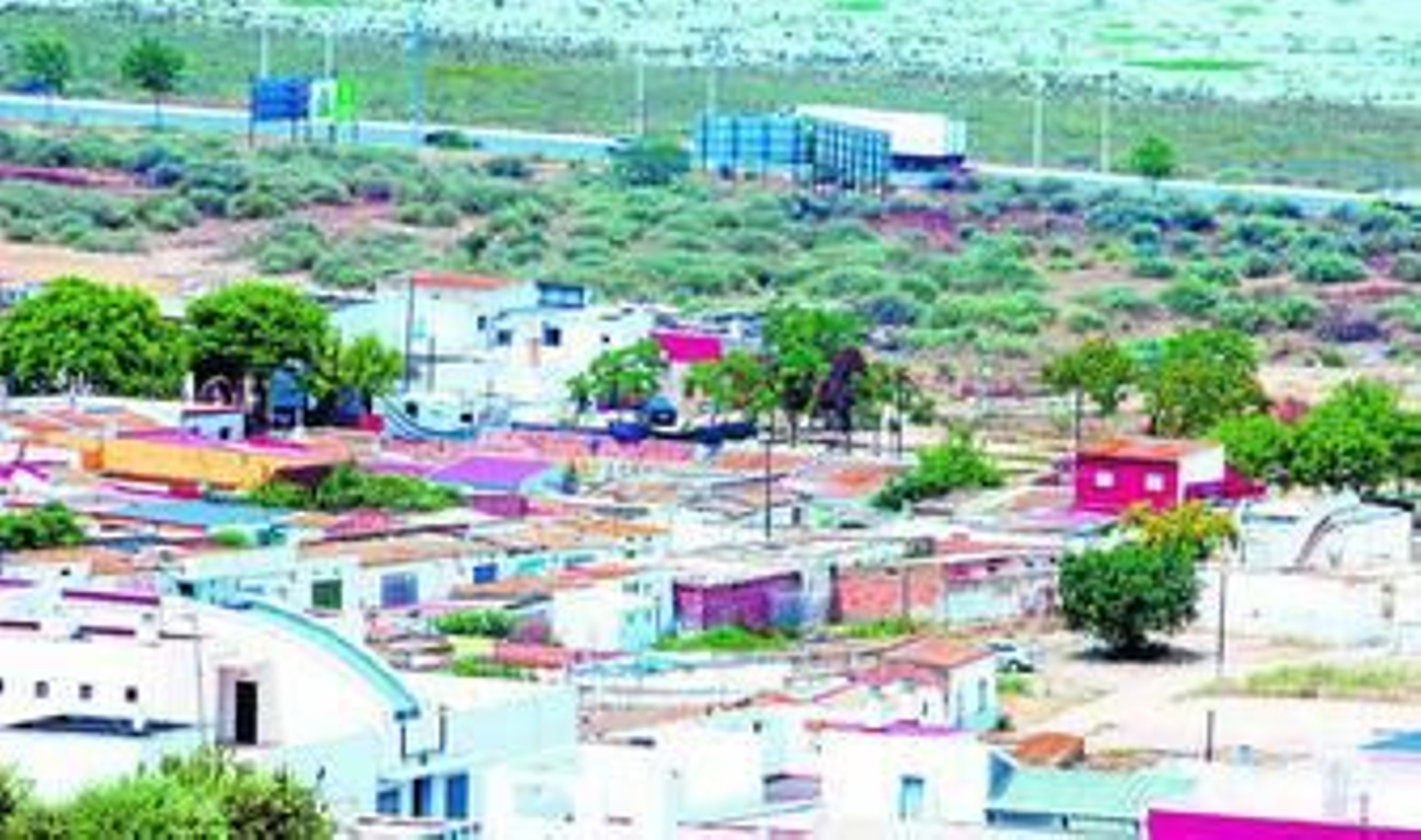 Viviendas de la barriada Santa Lucía que aún se mantienen en pie en espera de que se construyan las nuevas.