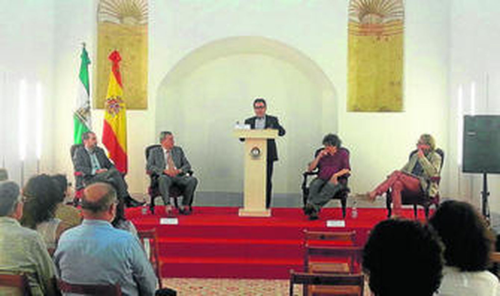 Momento del encuentro sobre gastronomía el pasado jueves en el Castillo de San Romualdo.