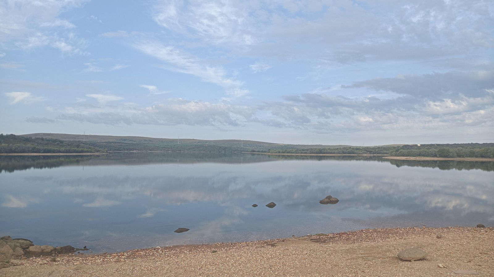 Iremos bordeando la presa hasta llegar a Villar de Farfón.