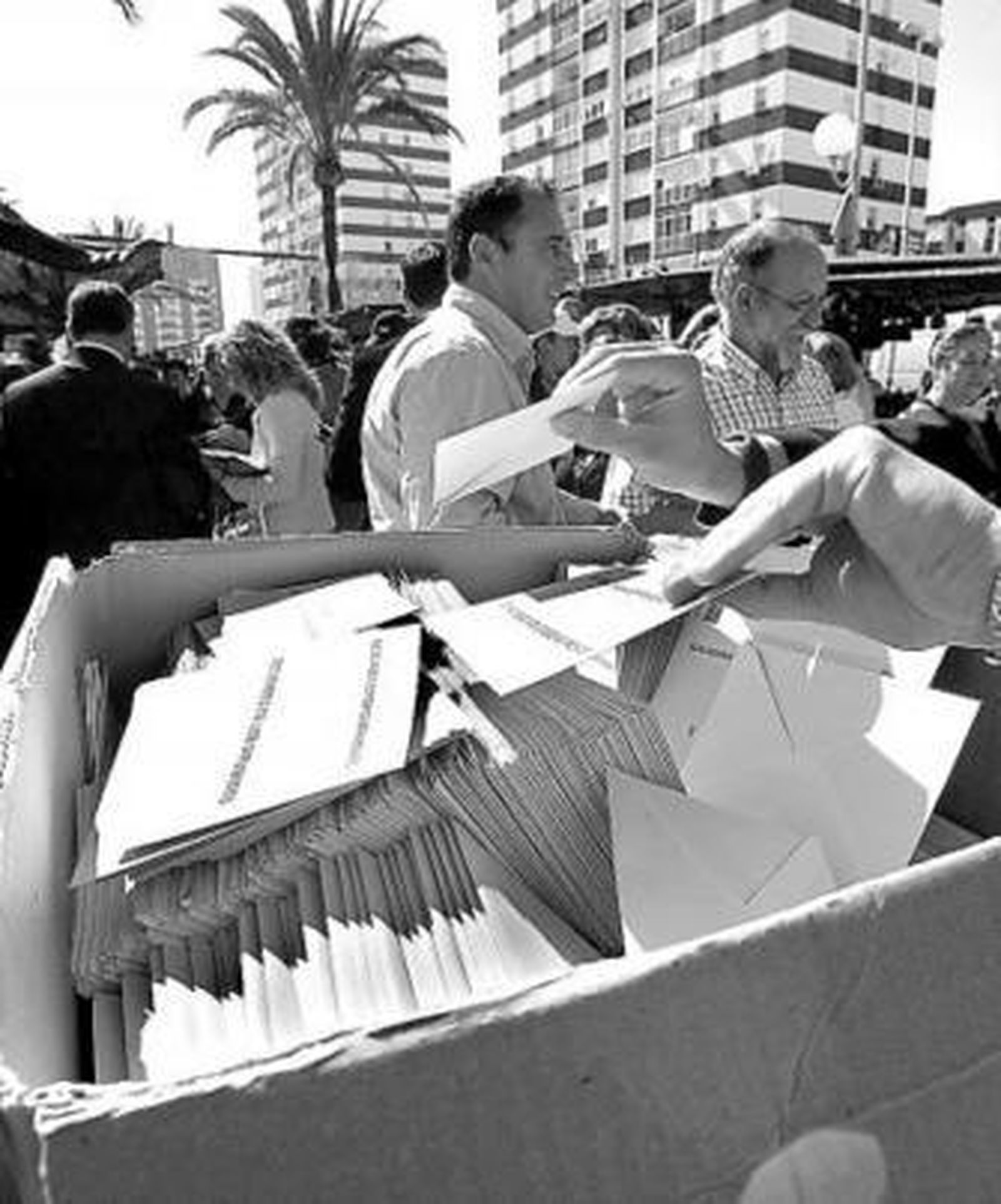 En la imagen, un reparto de propaganda electoral.